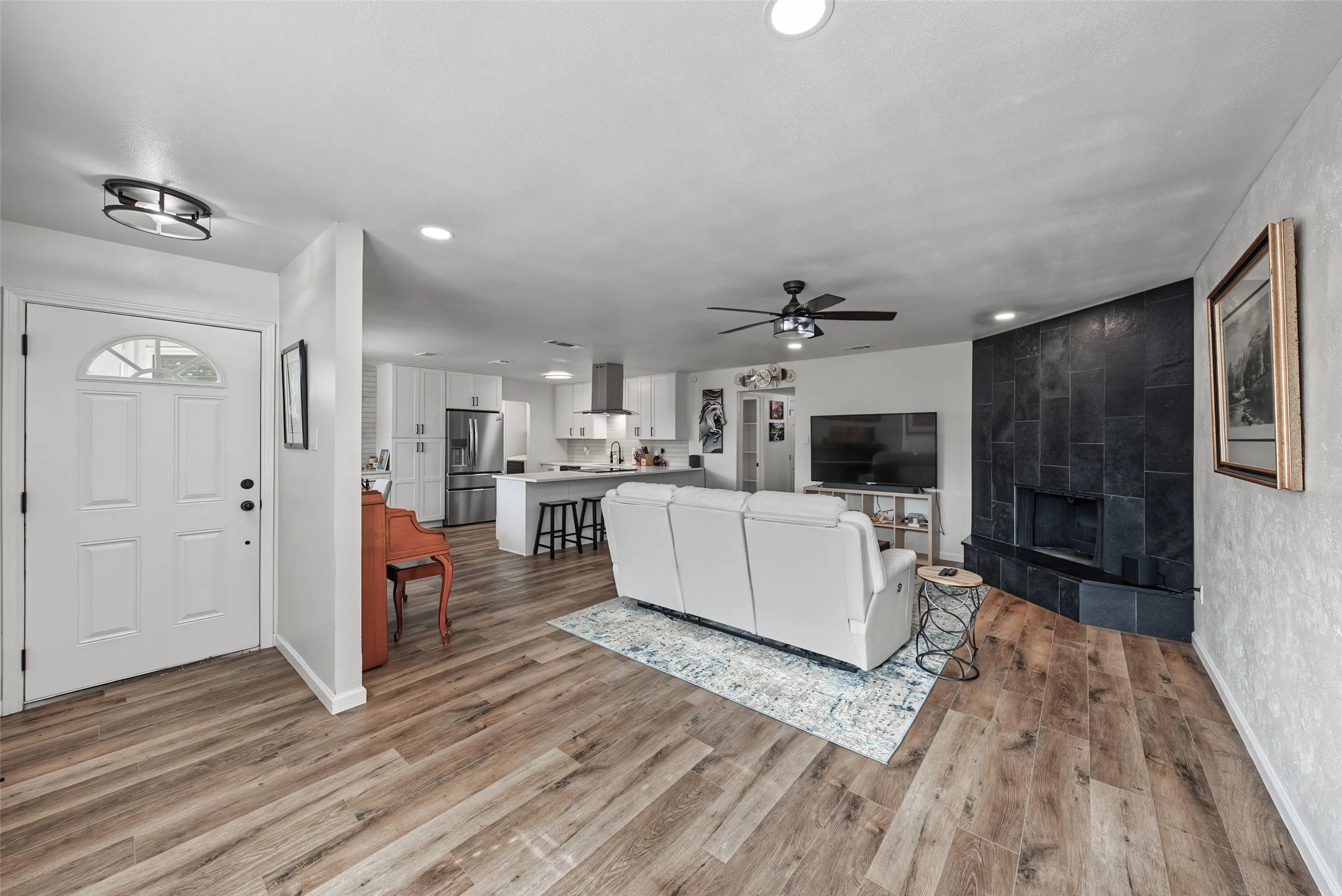 Single Family Residence For Sale in Tarrant County , 3101 Whisperwood Lane, Bedford, Texas 76021, 3 Bedroom, 2 Bathroom, 2 Garage spaces, 1,323 Sqft, built in 1979, mls#21392875, Real Estate Agent in Bedford, Homes For Sale in Tarrant county, Homes For Sale in Bedford, Realtor in Bedford Texas, Real Estate Brokerage Independent Realty Texas, Luminita Cordes Realtor
