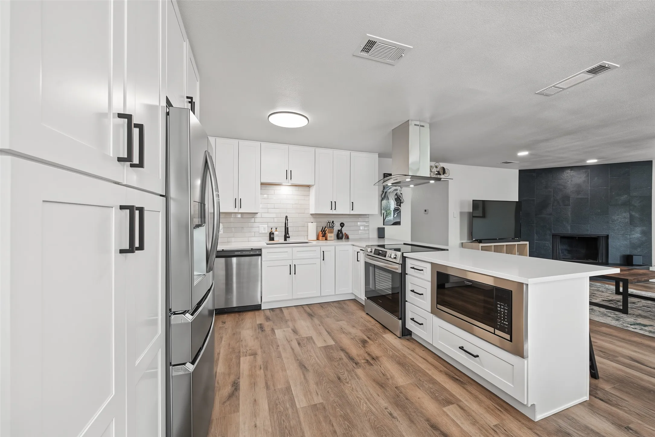 Single Family Residence For Sale in Tarrant County , 3101 Whisperwood Lane, Bedford, Texas 76021, 3 Bedroom, 2 Bathroom, 2 Garage spaces, 1,323 Sqft, built in 1979, mls#21392875, Real Estate Agent in Bedford, Homes For Sale in Tarrant county, Homes For Sale in Bedford, Realtor in Bedford Texas, Real Estate Brokerage Independent Realty Texas, Luminita Cordes Realtor