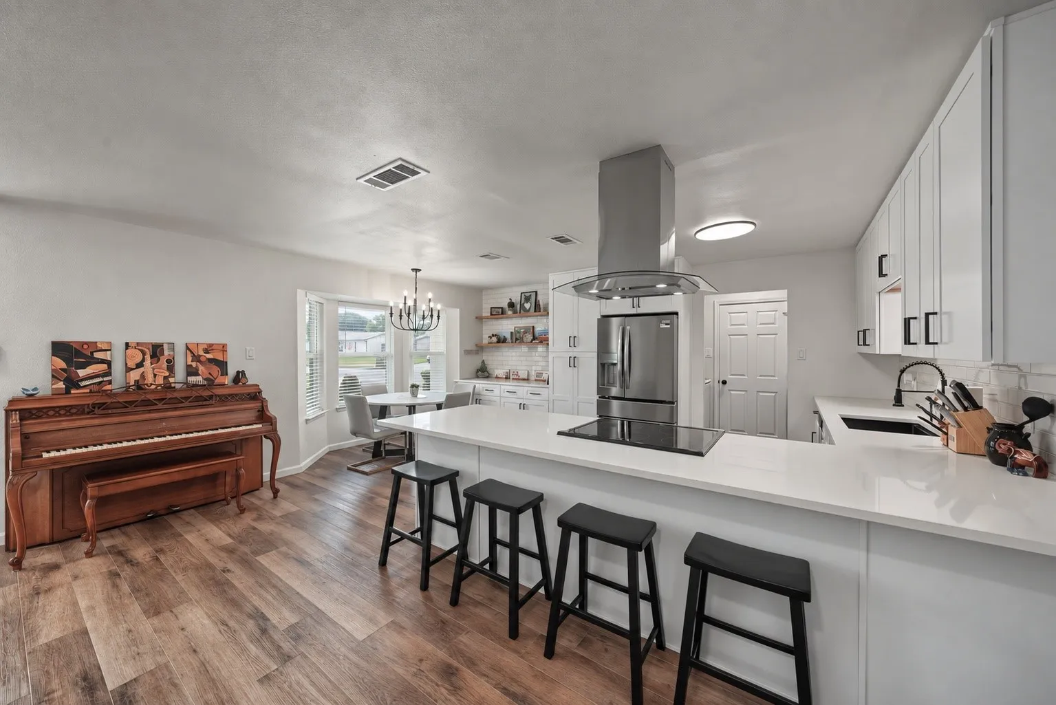 Single Family Residence For Sale in Tarrant County , 3101 Whisperwood Lane, Bedford, Texas 76021, 3 Bedroom, 2 Bathroom, 2 Garage spaces, 1,323 Sqft, built in 1979, mls#21392875, Real Estate Agent in Bedford, Homes For Sale in Tarrant county, Homes For Sale in Bedford, Realtor in Bedford Texas, Real Estate Brokerage Independent Realty Texas, Luminita Cordes Realtor