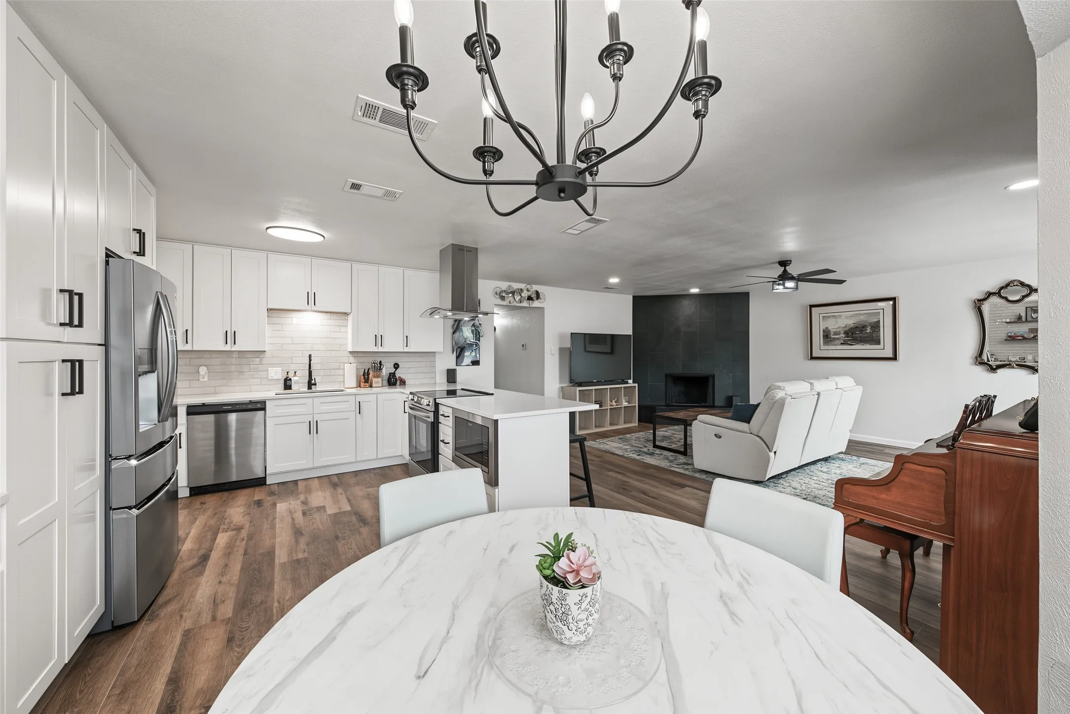 Single Family Residence For Sale in Tarrant County , 3101 Whisperwood Lane, Bedford, Texas 76021, 3 Bedroom, 2 Bathroom, 2 Garage spaces, 1,323 Sqft, built in 1979, mls#21392875, Real Estate Agent in Bedford, Homes For Sale in Tarrant county, Homes For Sale in Bedford, Realtor in Bedford Texas, Real Estate Brokerage Independent Realty Texas, Luminita Cordes Realtor