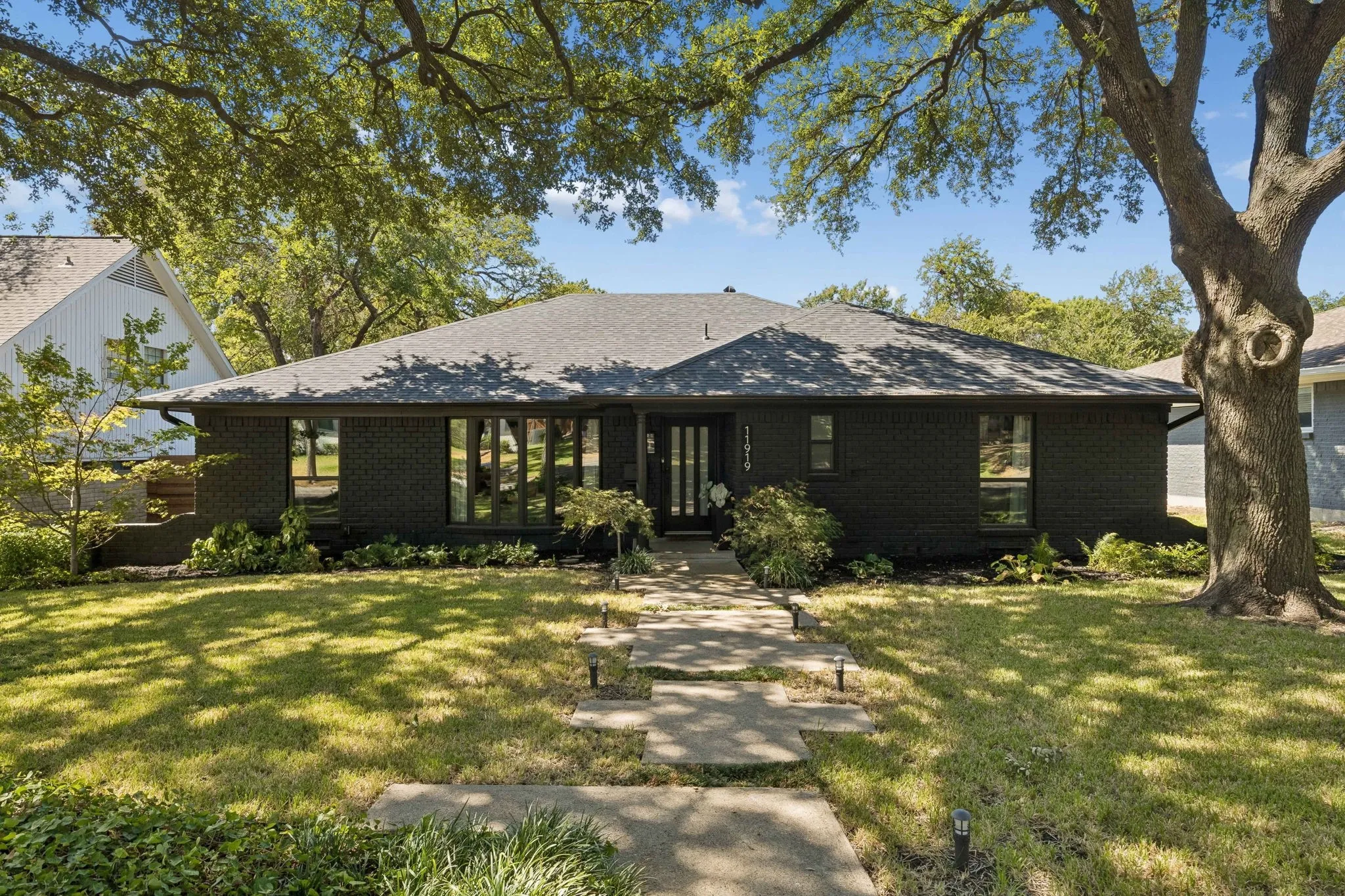 Single Family Residence For Sale in Dallas County , 11919 Brookmeadow Lane, Dallas, Texas 75218, 3 Bedroom, 2 Bathroom, 2 Garage spaces, 1,953 Sqft, built in 1965, mls#21392788, Real Estate Agent in Dallas, Homes For Sale in Dallas county, Homes For Sale in Dallas, Realtor in Dallas Texas, Real Estate Brokerage Independent Realty Texas, Luminita Cordes Realtor