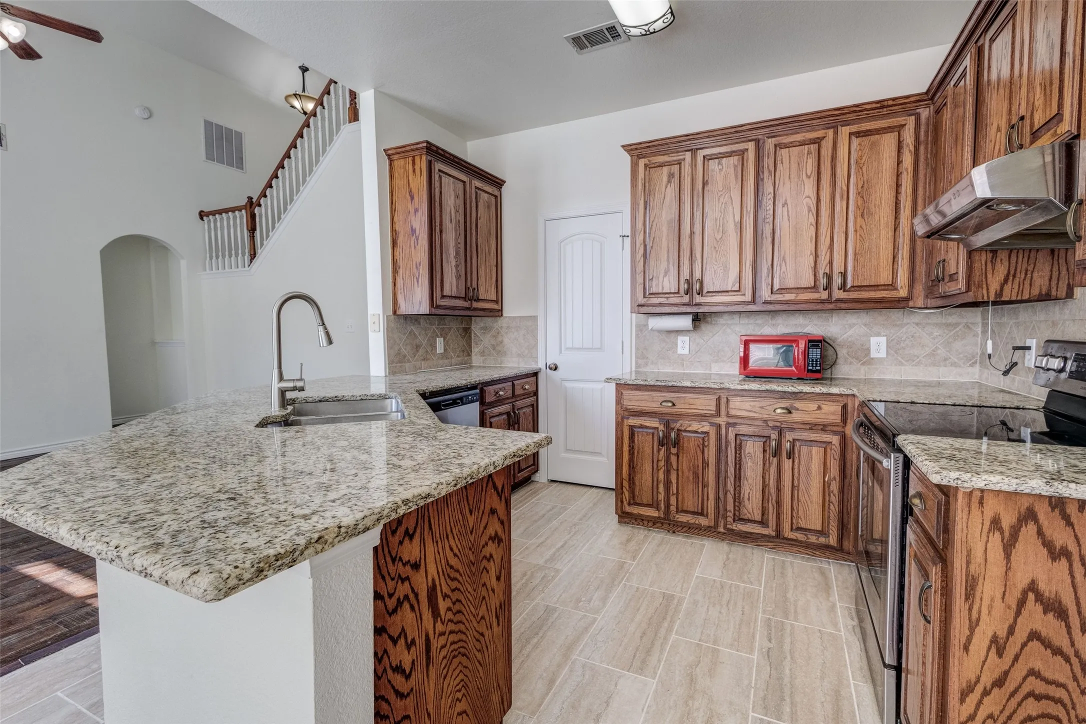 Single Family Residence For Sale in Denton County , 506 Spring Drive, Shady Shores, Texas 76208, 5 Bedroom, 3 Bathroom, 2 Garage spaces, 2,173 Sqft, built in 2005, mls#21390239, Real Estate Agent in Shady Shores, Homes For Sale in Denton county, Homes For Sale in Shady Shores, Realtor in Shady Shores Texas, Real Estate Brokerage Independent Realty Texas, Luminita Cordes Realtor