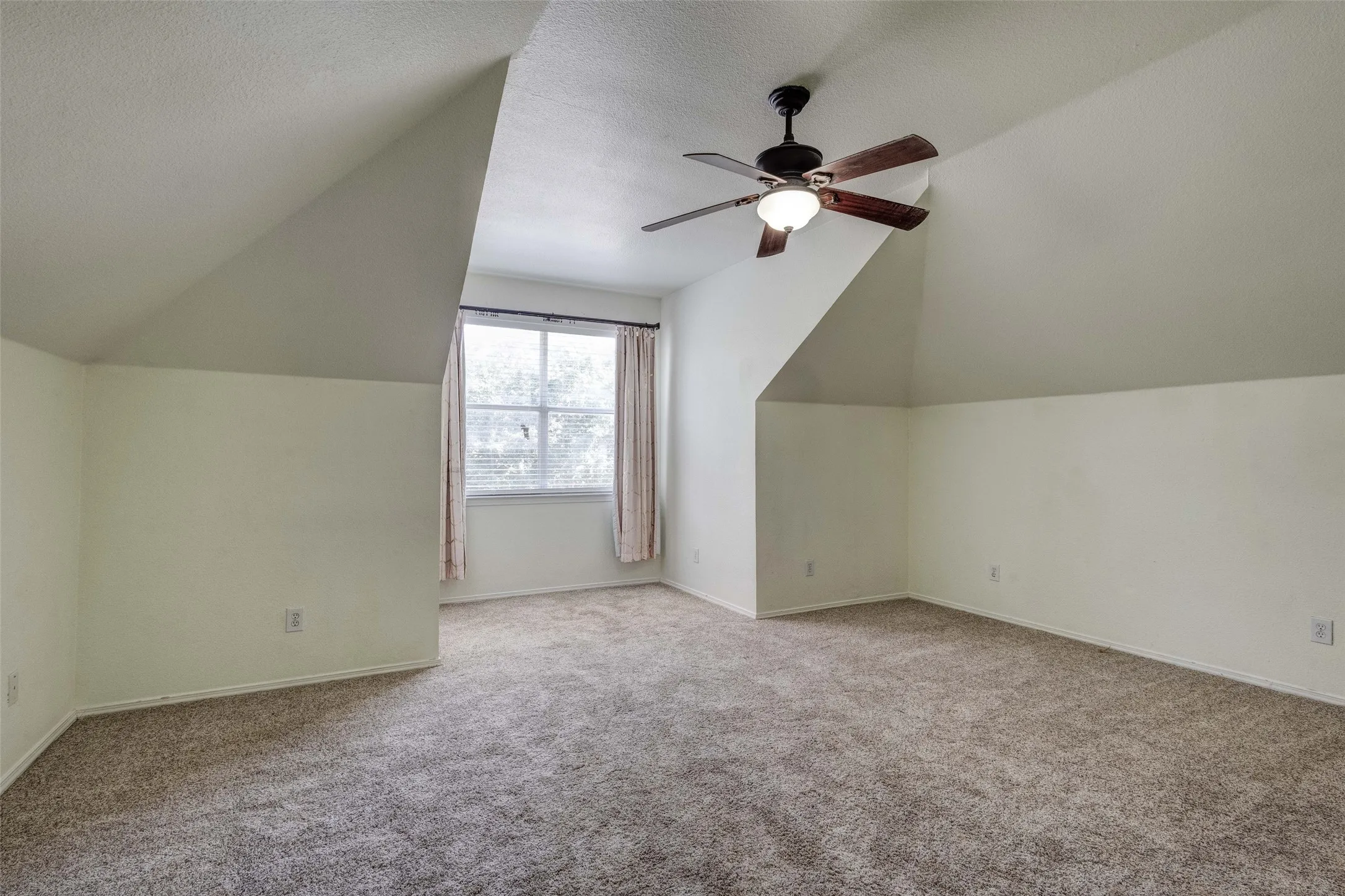 Single Family Residence For Sale in Denton County , 506 Spring Drive, Shady Shores, Texas 76208, 5 Bedroom, 3 Bathroom, 2 Garage spaces, 2,173 Sqft, built in 2005, mls#21390239, Real Estate Agent in Shady Shores, Homes For Sale in Denton county, Homes For Sale in Shady Shores, Realtor in Shady Shores Texas, Real Estate Brokerage Independent Realty Texas, Luminita Cordes Realtor