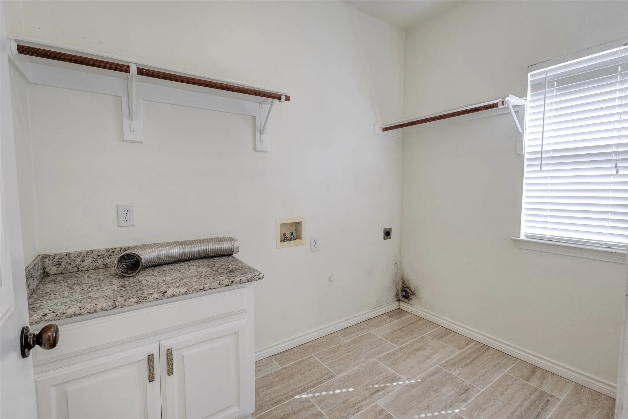 Single Family Residence For Sale in Denton County , 506 Spring Drive, Shady Shores, Texas 76208, 5 Bedroom, 3 Bathroom, 2 Garage spaces, 2,173 Sqft, built in 2005, mls#21390239, Real Estate Agent in Shady Shores, Homes For Sale in Denton county, Homes For Sale in Shady Shores, Realtor in Shady Shores Texas, Real Estate Brokerage Independent Realty Texas, Luminita Cordes Realtor