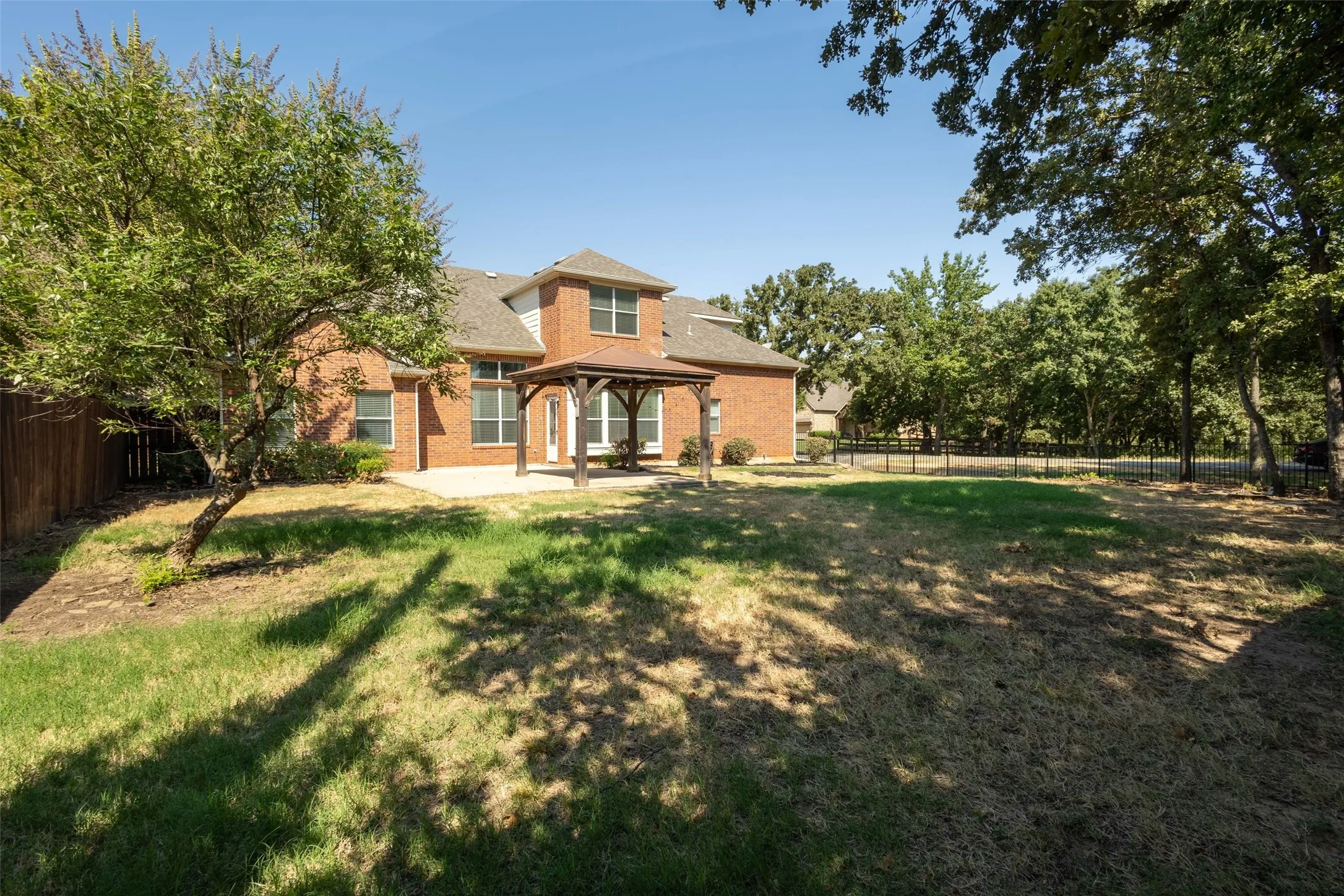 Single Family Residence For Sale in Denton County , 506 Spring Drive, Shady Shores, Texas 76208, 5 Bedroom, 3 Bathroom, 2 Garage spaces, 2,173 Sqft, built in 2005, mls#21390239, Real Estate Agent in Shady Shores, Homes For Sale in Denton county, Homes For Sale in Shady Shores, Realtor in Shady Shores Texas, Real Estate Brokerage Independent Realty Texas, Luminita Cordes Realtor