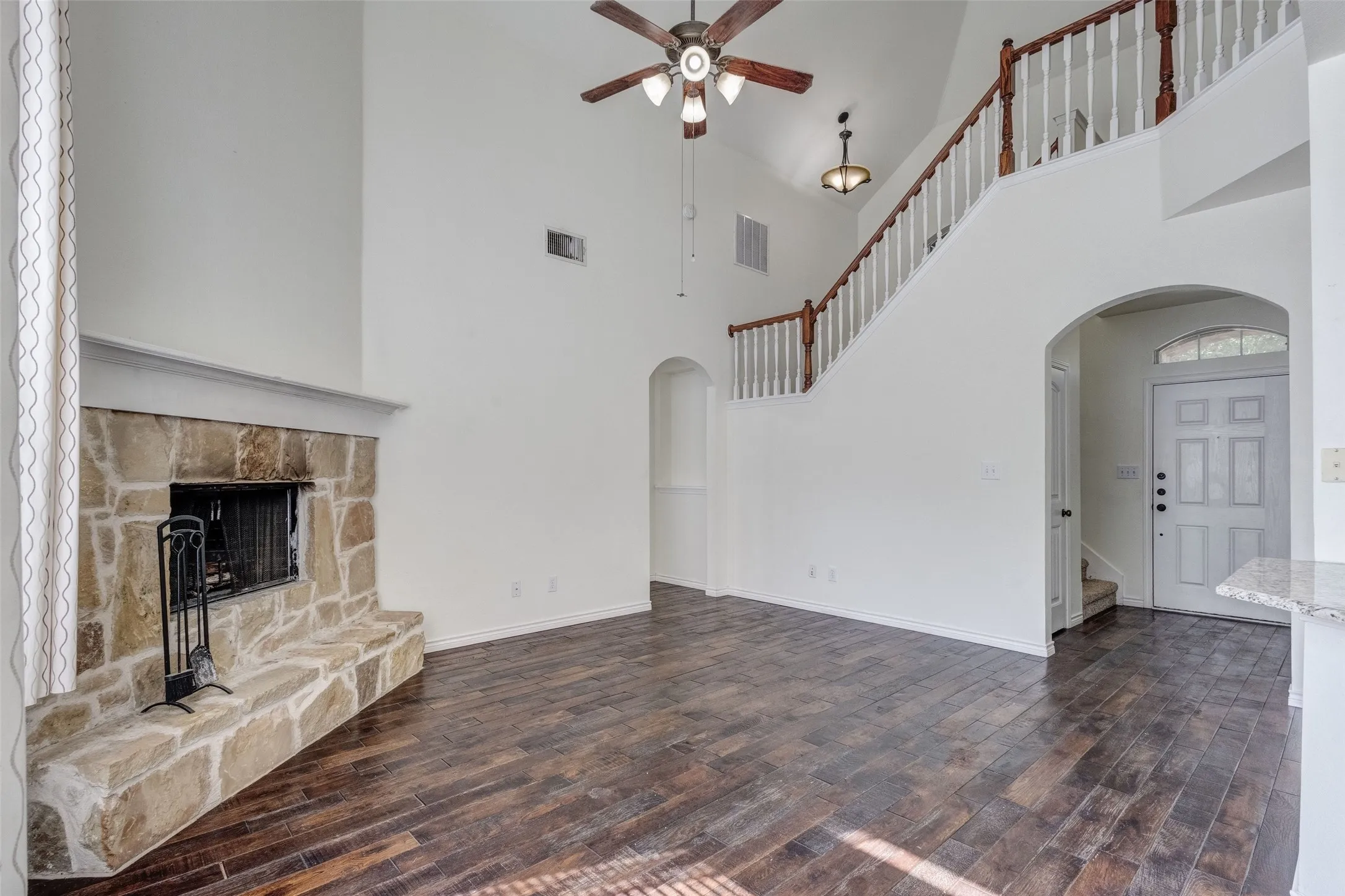 Single Family Residence For Sale in Denton County , 506 Spring Drive, Shady Shores, Texas 76208, 5 Bedroom, 3 Bathroom, 2 Garage spaces, 2,173 Sqft, built in 2005, mls#21390239, Real Estate Agent in Shady Shores, Homes For Sale in Denton county, Homes For Sale in Shady Shores, Realtor in Shady Shores Texas, Real Estate Brokerage Independent Realty Texas, Luminita Cordes Realtor