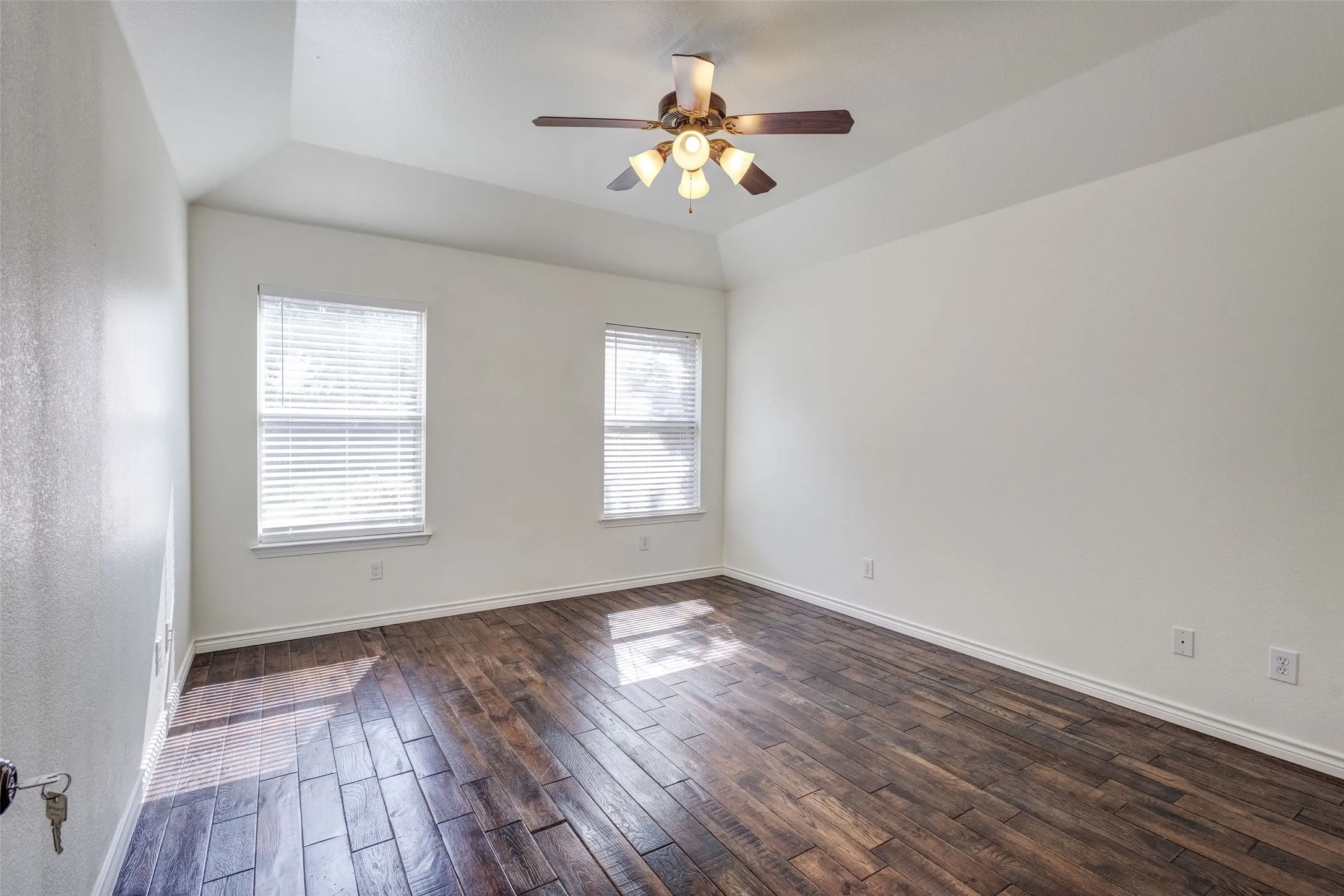 Single Family Residence For Sale in Denton County , 506 Spring Drive, Shady Shores, Texas 76208, 5 Bedroom, 3 Bathroom, 2 Garage spaces, 2,173 Sqft, built in 2005, mls#21390239, Real Estate Agent in Shady Shores, Homes For Sale in Denton county, Homes For Sale in Shady Shores, Realtor in Shady Shores Texas, Real Estate Brokerage Independent Realty Texas, Luminita Cordes Realtor