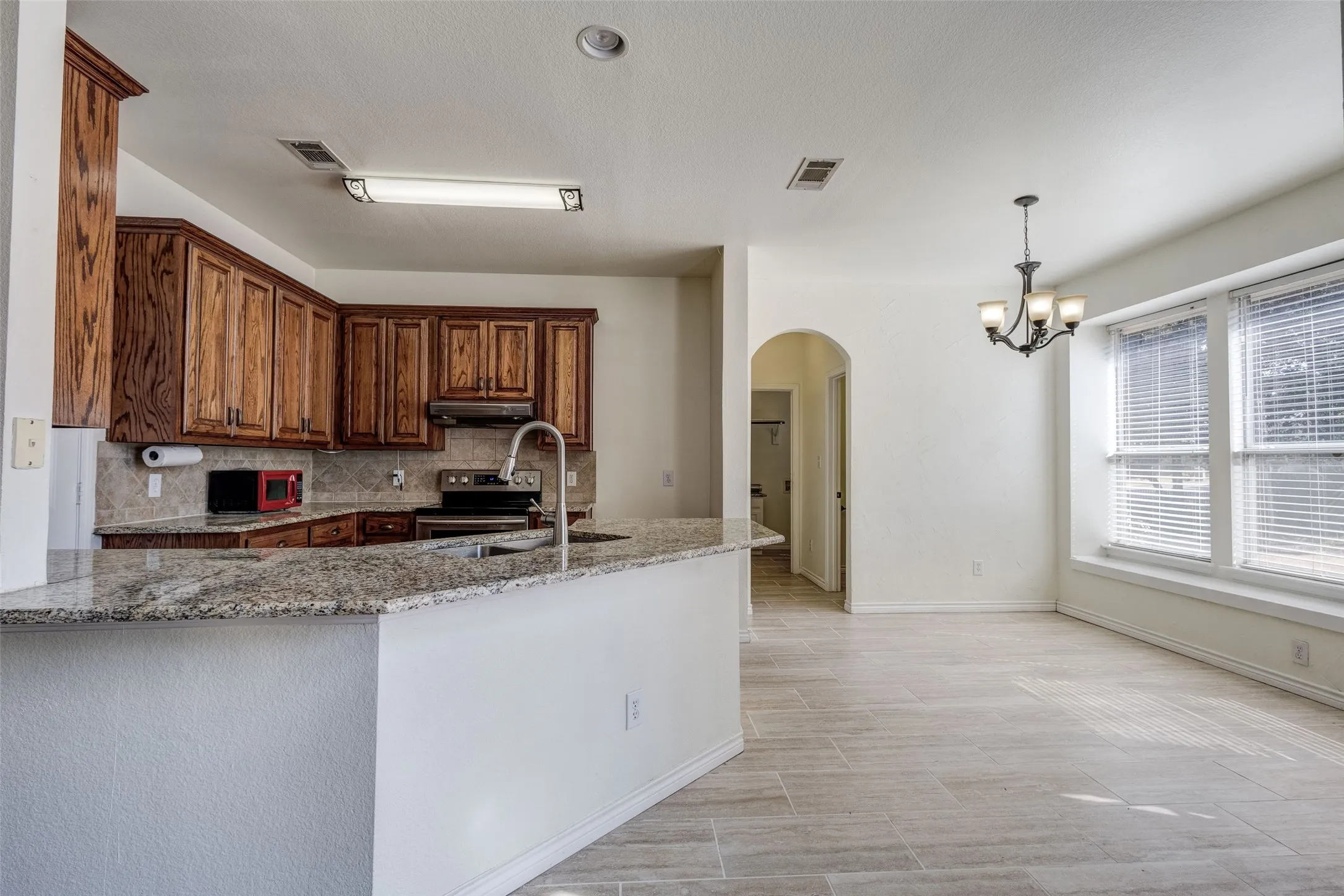 Single Family Residence For Sale in Denton County , 506 Spring Drive, Shady Shores, Texas 76208, 5 Bedroom, 3 Bathroom, 2 Garage spaces, 2,173 Sqft, built in 2005, mls#21390239, Real Estate Agent in Shady Shores, Homes For Sale in Denton county, Homes For Sale in Shady Shores, Realtor in Shady Shores Texas, Real Estate Brokerage Independent Realty Texas, Luminita Cordes Realtor
