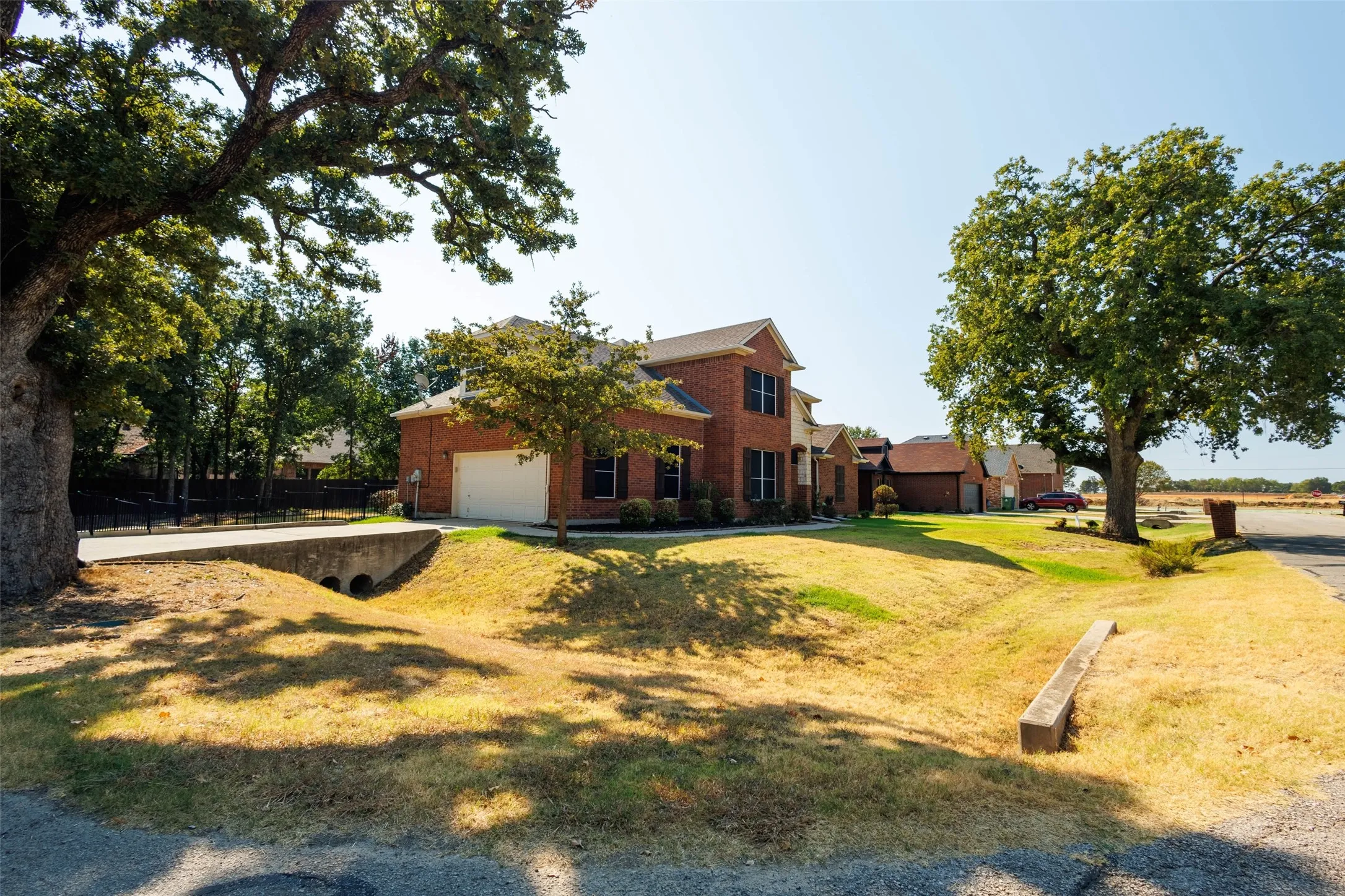 Single Family Residence For Sale in Denton County , 506 Spring Drive, Shady Shores, Texas 76208, 5 Bedroom, 3 Bathroom, 2 Garage spaces, 2,173 Sqft, built in 2005, mls#21390239, Real Estate Agent in Shady Shores, Homes For Sale in Denton county, Homes For Sale in Shady Shores, Realtor in Shady Shores Texas, Real Estate Brokerage Independent Realty Texas, Luminita Cordes Realtor