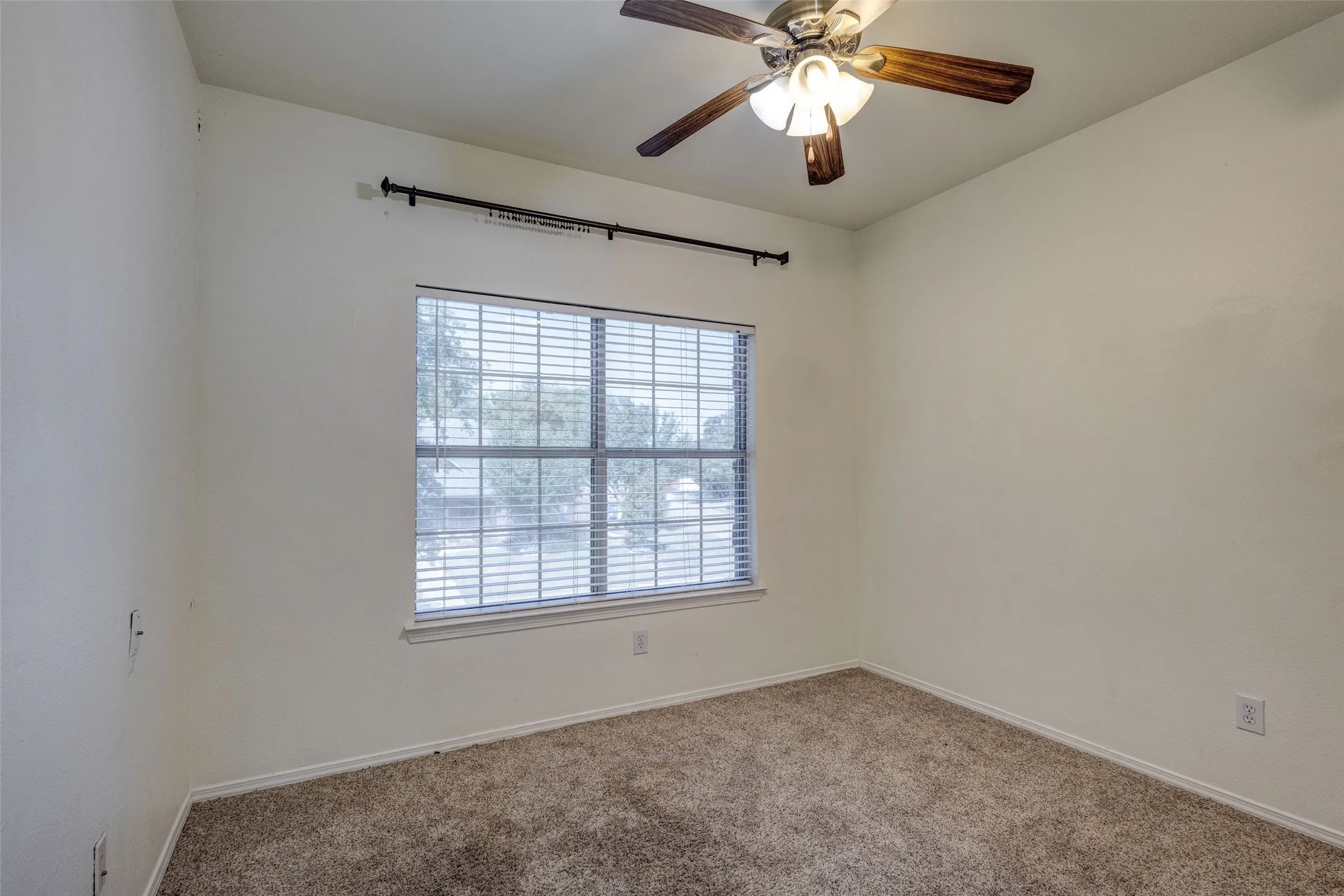 Single Family Residence For Sale in Denton County , 506 Spring Drive, Shady Shores, Texas 76208, 5 Bedroom, 3 Bathroom, 2 Garage spaces, 2,173 Sqft, built in 2005, mls#21390239, Real Estate Agent in Shady Shores, Homes For Sale in Denton county, Homes For Sale in Shady Shores, Realtor in Shady Shores Texas, Real Estate Brokerage Independent Realty Texas, Luminita Cordes Realtor