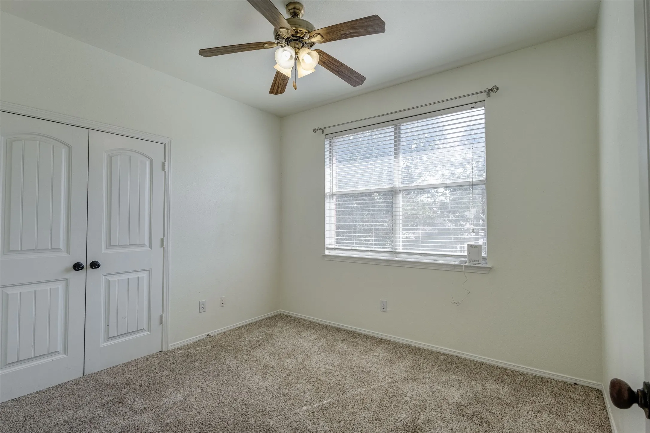 Single Family Residence For Sale in Denton County , 506 Spring Drive, Shady Shores, Texas 76208, 5 Bedroom, 3 Bathroom, 2 Garage spaces, 2,173 Sqft, built in 2005, mls#21390239, Real Estate Agent in Shady Shores, Homes For Sale in Denton county, Homes For Sale in Shady Shores, Realtor in Shady Shores Texas, Real Estate Brokerage Independent Realty Texas, Luminita Cordes Realtor