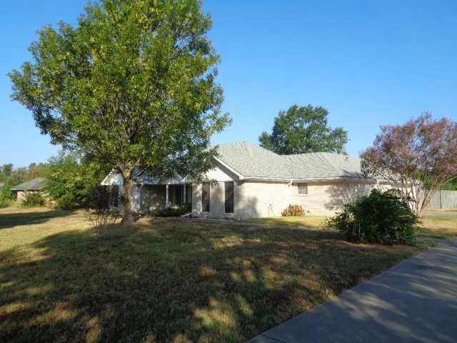 Single Family Residence For Sale in Wood County , 1064 W FM 515, Winnsboro, Texas 75494, 3 Bedroom, 2 Bathroom, 2 Garage spaces, 2,148 Sqft, built in 1995, mls#21392992, Real Estate Agent in Winnsboro, Homes For Sale in Wood county, Homes For Sale in Winnsboro, Realtor in Winnsboro Texas, Real Estate Brokerage Independent Realty Texas, Luminita Cordes Realtor