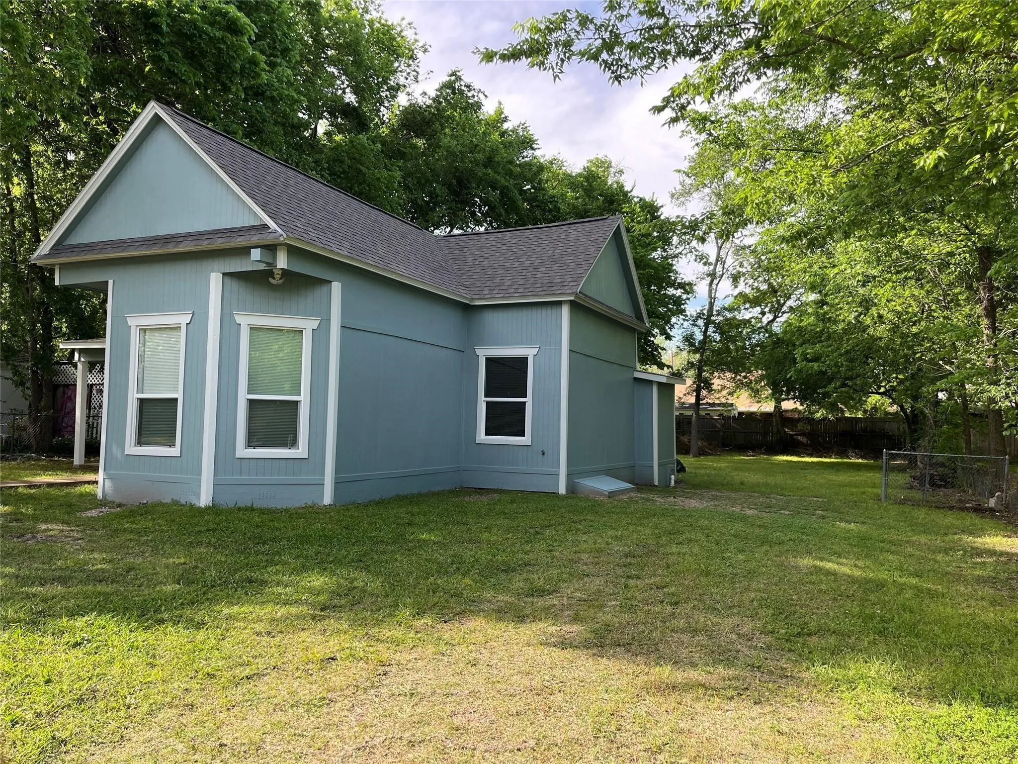 Single Family Residence For Sale in Fannin County , 621 E 8th Street, Bonham, Texas 75418, 3 Bedroom, 2 Bathroom, Garage spaces, 1,256 Sqft, built in 1930, mls#21392996, Real Estate Agent in Bonham, Homes For Sale in Fannin county, Homes For Sale in Bonham, Realtor in Bonham Texas, Real Estate Brokerage Independent Realty Texas, Luminita Cordes Realtor