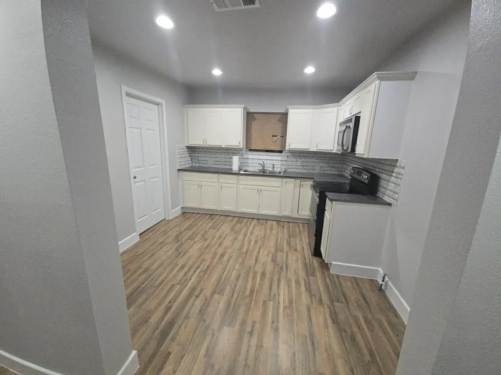 Single Family Residence For Sale in Fannin County , 621 E 8th Street, Bonham, Texas 75418, 3 Bedroom, 2 Bathroom, Garage spaces, 1,256 Sqft, built in 1930, mls#21392996, Real Estate Agent in Bonham, Homes For Sale in Fannin county, Homes For Sale in Bonham, Realtor in Bonham Texas, Real Estate Brokerage Independent Realty Texas, Luminita Cordes Realtor
