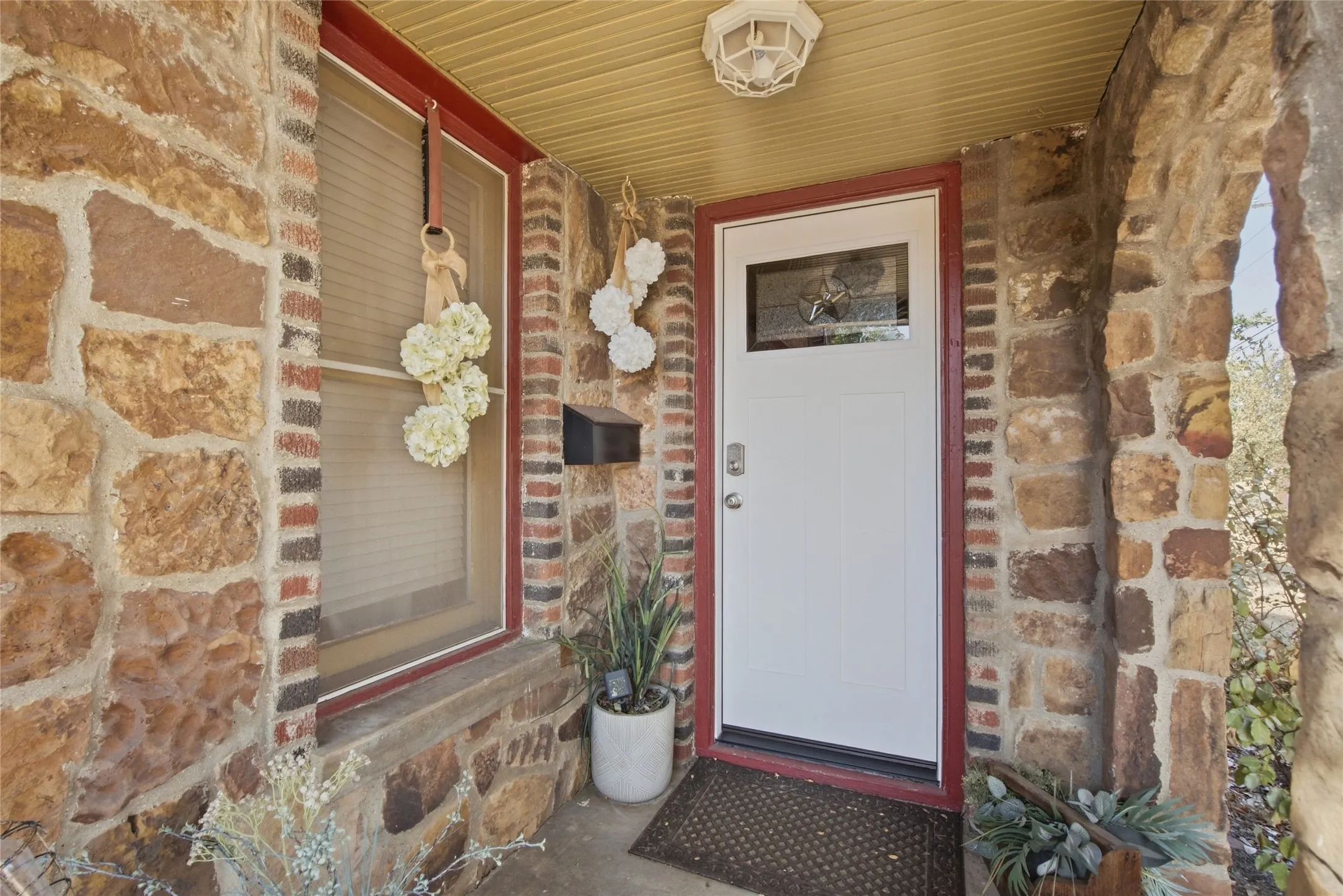 Single Family Residence For Sale in Young County , 1326 4th Street, Graham, Texas 76450, 2 Bedroom, 1 Bathroom, 1 Garage spaces, 753 Sqft, built in 1940, mls#21392850, Real Estate Agent in Graham, Homes For Sale in Young county, Homes For Sale in Graham, Realtor in Graham Texas, Real Estate Brokerage Independent Realty Texas, Luminita Cordes Realtor