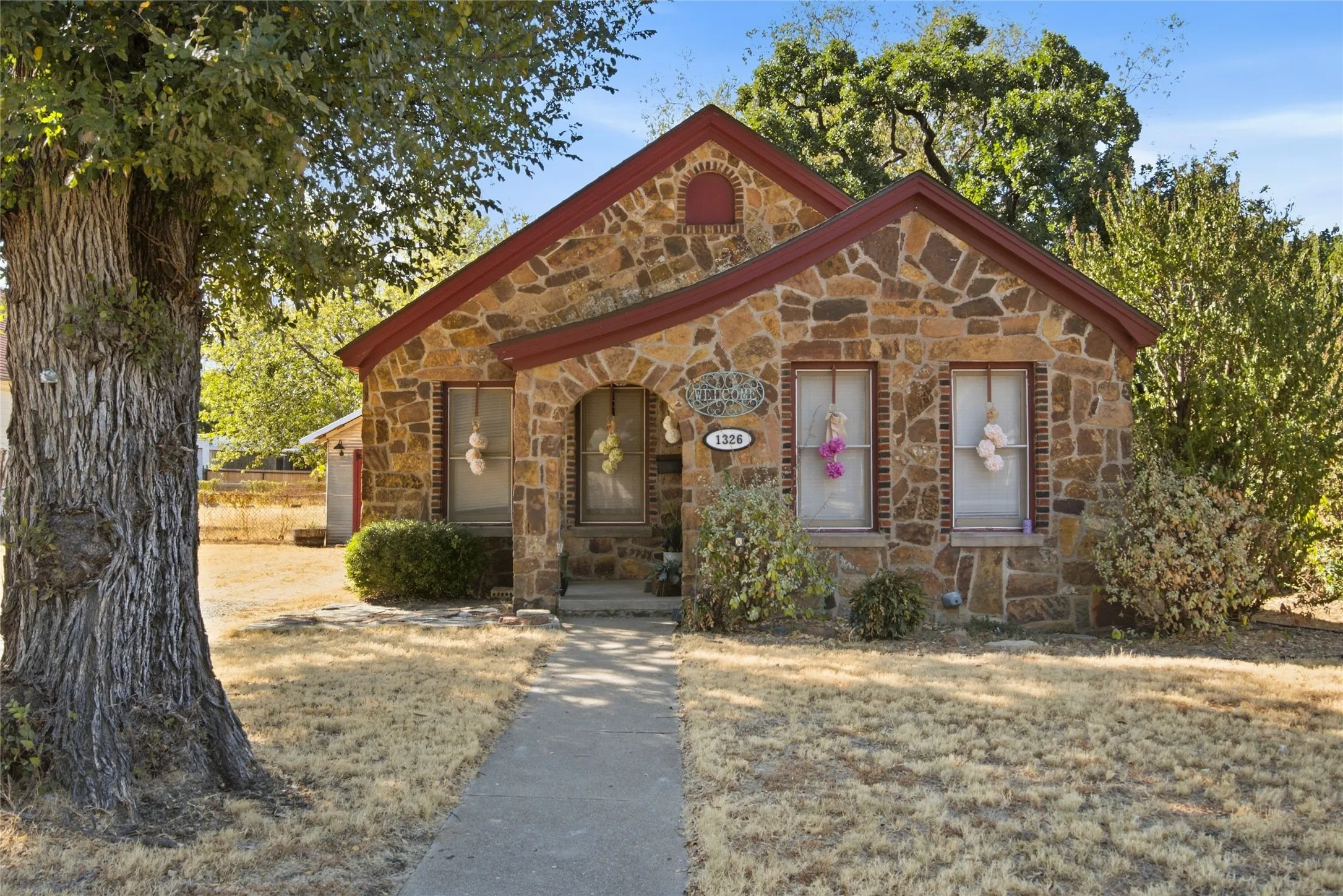 Single Family Residence For Sale in Young County , 1326 4th Street, Graham, Texas 76450, 2 Bedroom, 1 Bathroom, 1 Garage spaces, 753 Sqft, built in 1940, mls#21392850, Real Estate Agent in Graham, Homes For Sale in Young county, Homes For Sale in Graham, Realtor in Graham Texas, Real Estate Brokerage Independent Realty Texas, Luminita Cordes Realtor