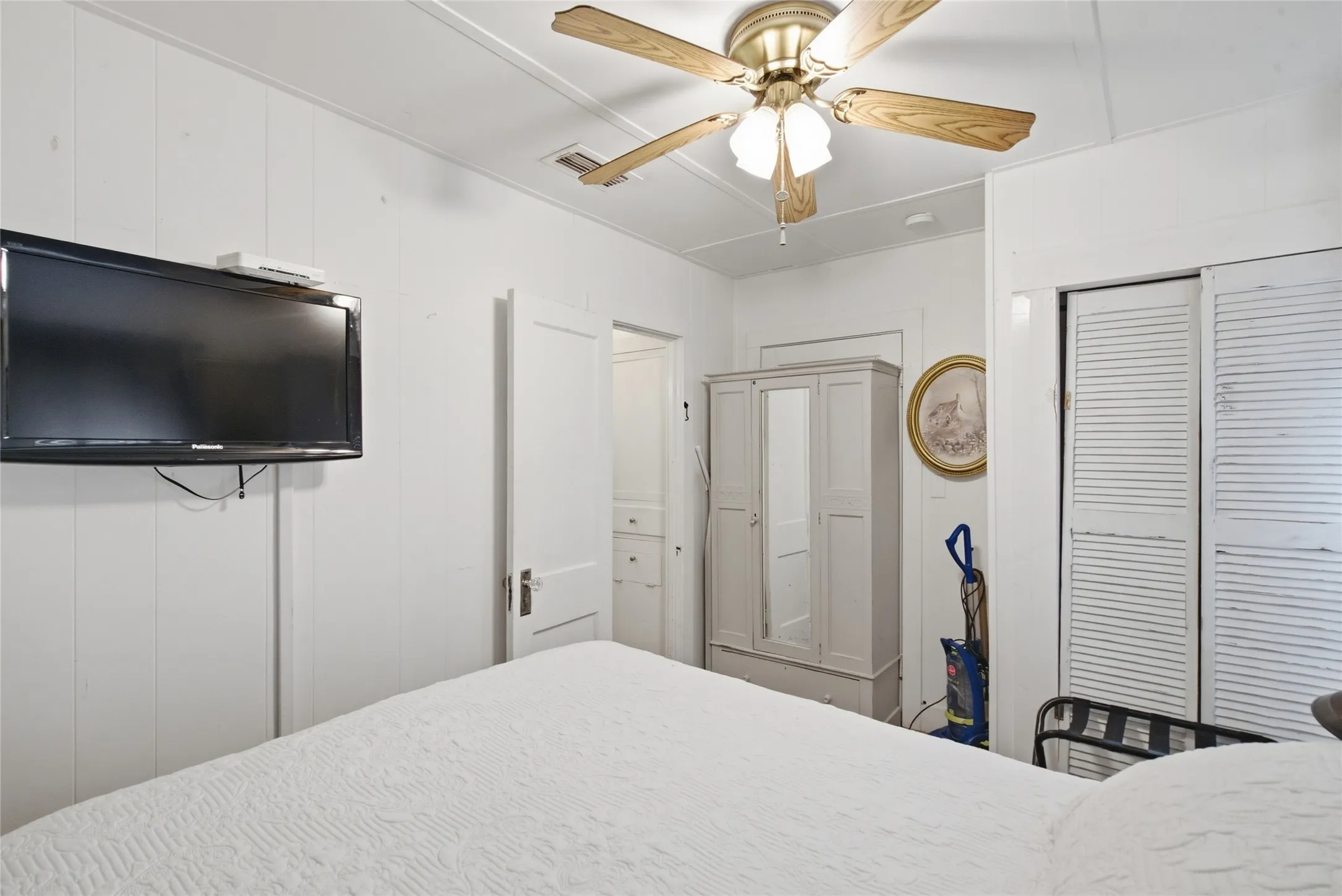 Single Family Residence For Sale in Young County , 1326 4th Street, Graham, Texas 76450, 2 Bedroom, 1 Bathroom, 1 Garage spaces, 753 Sqft, built in 1940, mls#21392850, Real Estate Agent in Graham, Homes For Sale in Young county, Homes For Sale in Graham, Realtor in Graham Texas, Real Estate Brokerage Independent Realty Texas, Luminita Cordes Realtor