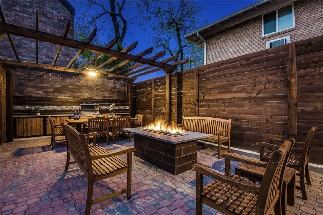 Apartment For Rent in Dallas County , 4403 Cole Avenue 4, Dallas, Texas 75205, 2 Bedroom, 1 Bathroom, Garage spaces, 1,015 Sqft, built in 1960, mls#21392791, Real Estate Agent in Dallas, Homes For Rent in Dallas county, Homes For Rent in Dallas, Realtor in Dallas Texas, Real Estate Brokerage Independent Realty Texas, Luminita Cordes Realtor