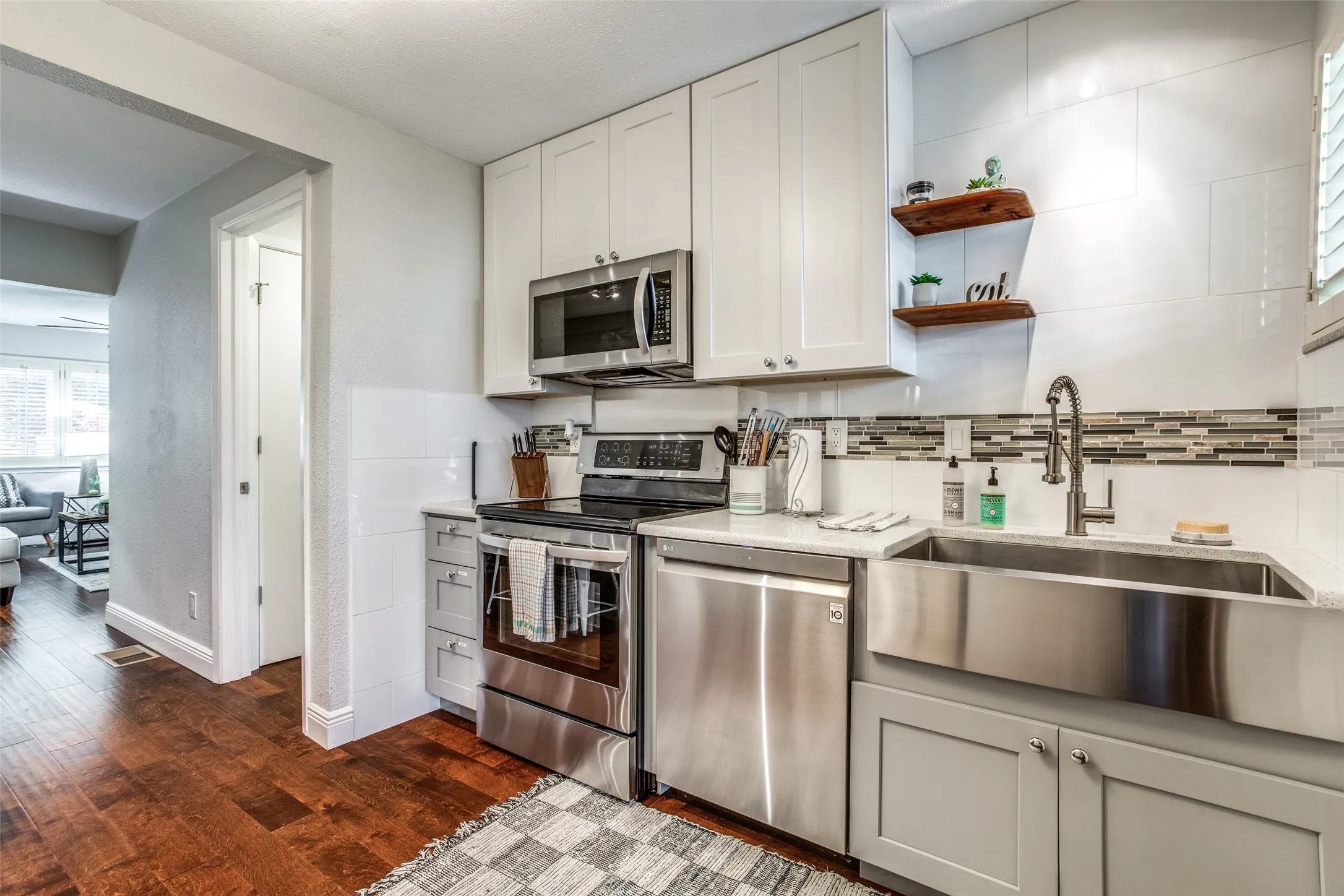 Apartment For Rent in Dallas County , 4403 Cole Avenue 4, Dallas, Texas 75205, 2 Bedroom, 1 Bathroom, Garage spaces, 1,015 Sqft, built in 1960, mls#21392791, Real Estate Agent in Dallas, Homes For Rent in Dallas county, Homes For Rent in Dallas, Realtor in Dallas Texas, Real Estate Brokerage Independent Realty Texas, Luminita Cordes Realtor