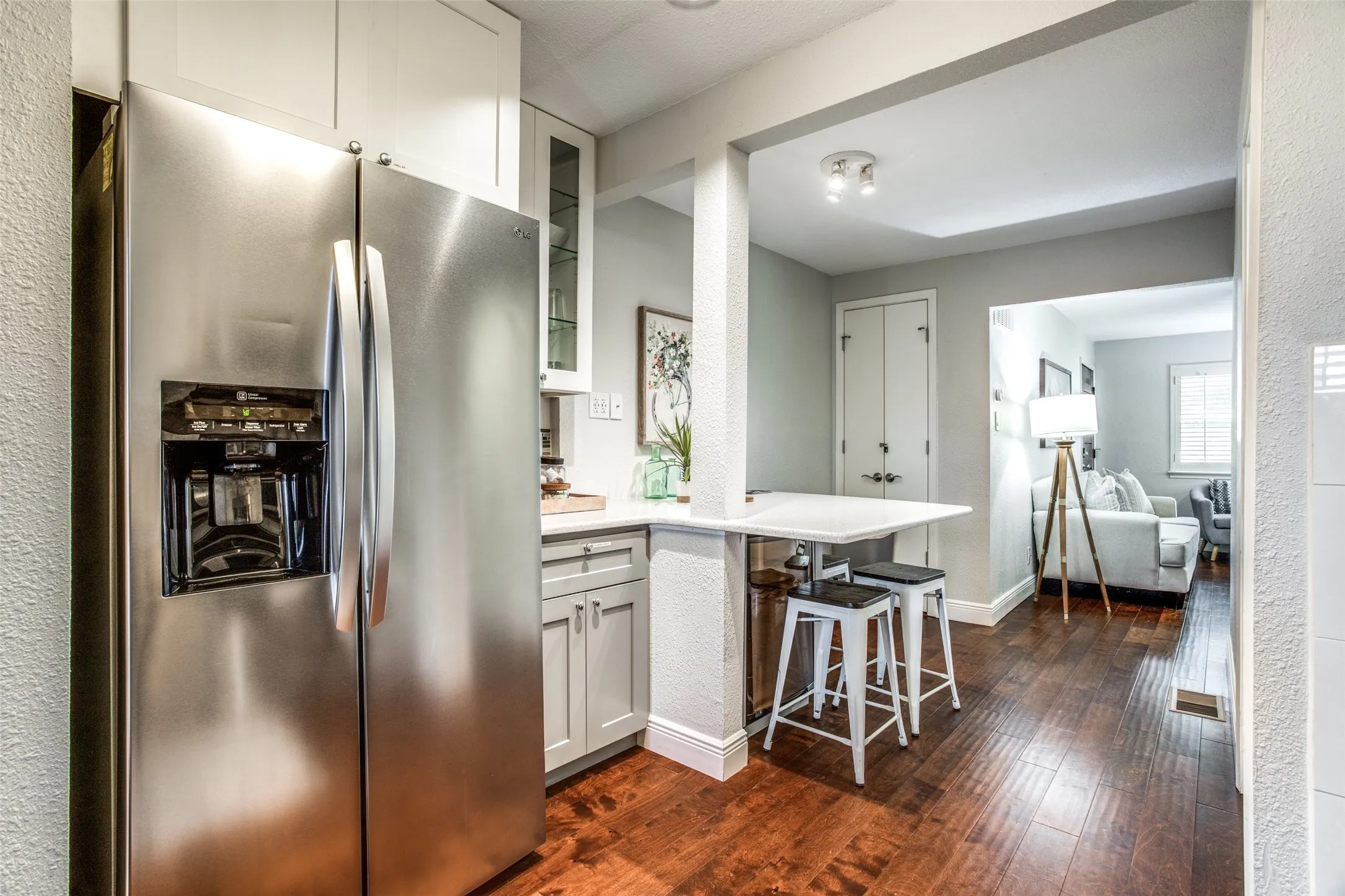 Apartment For Rent in Dallas County , 4403 Cole Avenue 4, Dallas, Texas 75205, 2 Bedroom, 1 Bathroom, Garage spaces, 1,015 Sqft, built in 1960, mls#21392791, Real Estate Agent in Dallas, Homes For Rent in Dallas county, Homes For Rent in Dallas, Realtor in Dallas Texas, Real Estate Brokerage Independent Realty Texas, Luminita Cordes Realtor