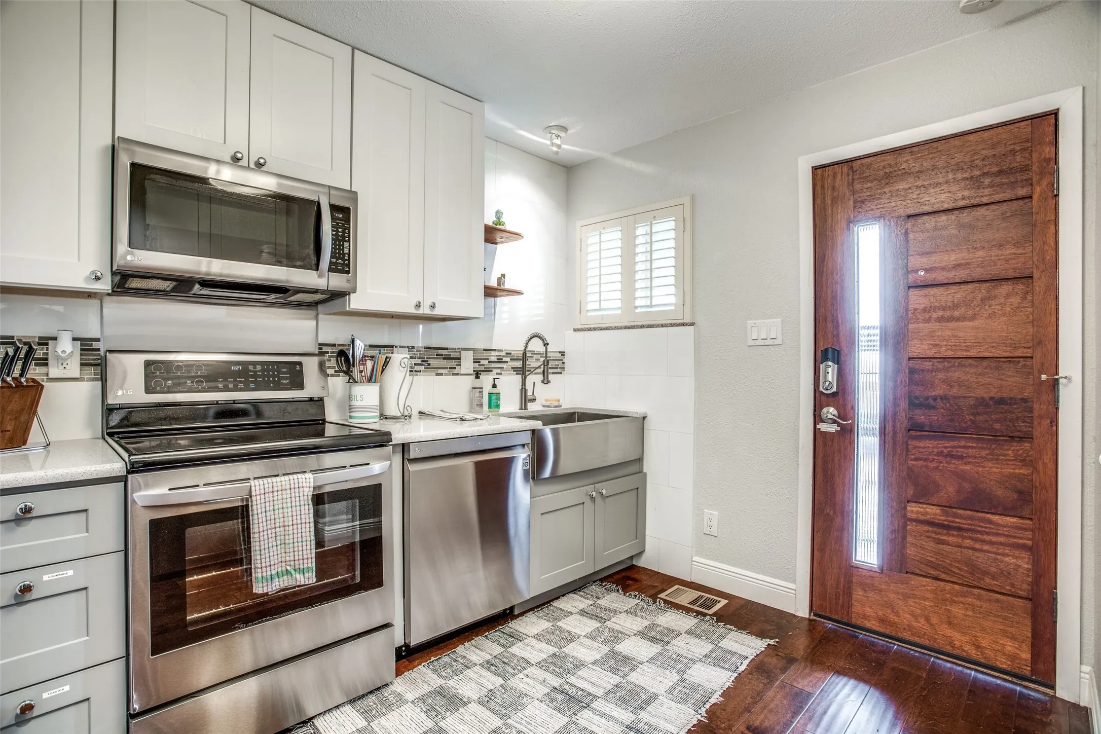 Apartment For Rent in Dallas County , 4403 Cole Avenue 4, Dallas, Texas 75205, 2 Bedroom, 1 Bathroom, Garage spaces, 1,015 Sqft, built in 1960, mls#21392791, Real Estate Agent in Dallas, Homes For Rent in Dallas county, Homes For Rent in Dallas, Realtor in Dallas Texas, Real Estate Brokerage Independent Realty Texas, Luminita Cordes Realtor