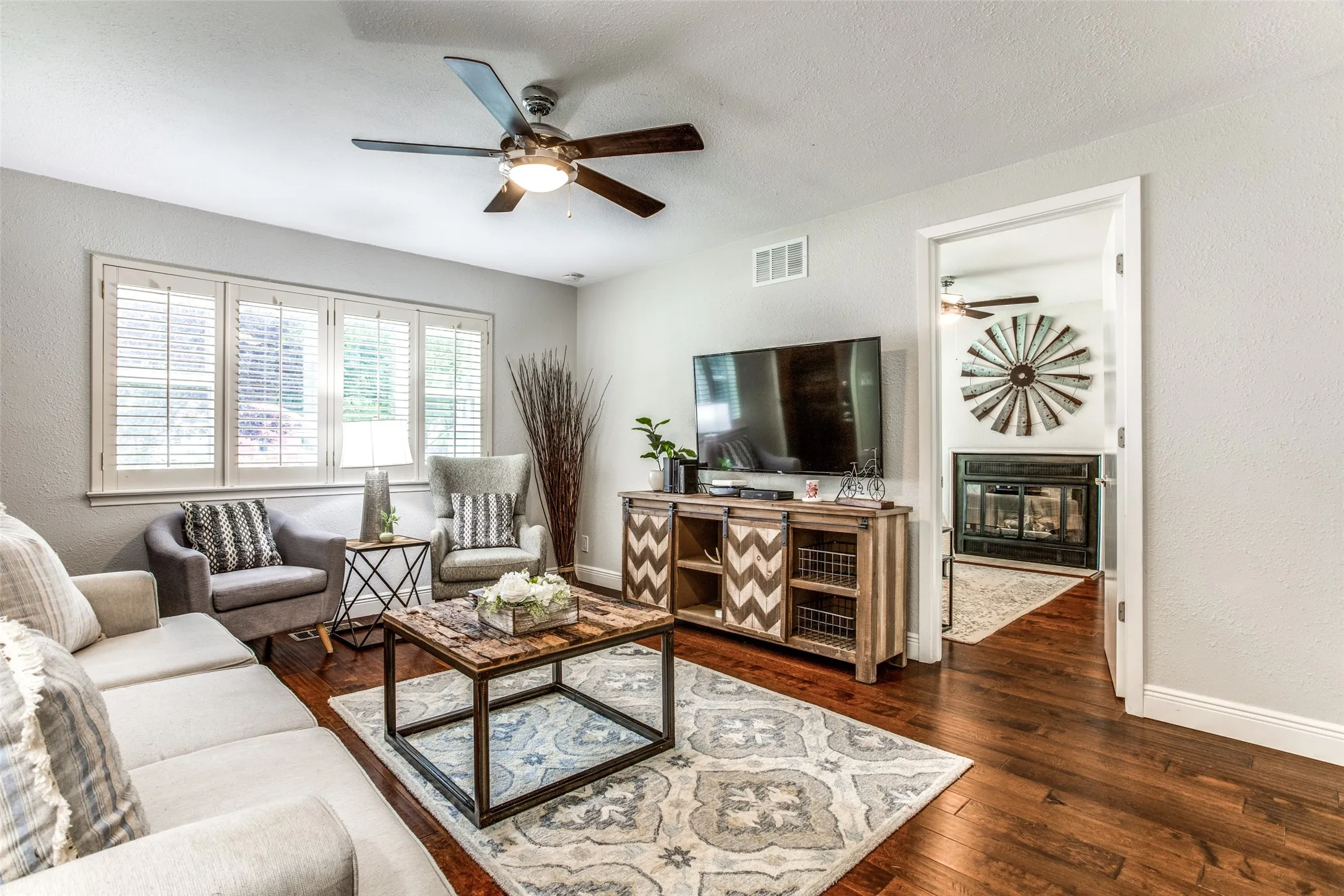 Apartment For Rent in Dallas County , 4403 Cole Avenue 4, Dallas, Texas 75205, 2 Bedroom, 1 Bathroom, Garage spaces, 1,015 Sqft, built in 1960, mls#21392791, Real Estate Agent in Dallas, Homes For Rent in Dallas county, Homes For Rent in Dallas, Realtor in Dallas Texas, Real Estate Brokerage Independent Realty Texas, Luminita Cordes Realtor