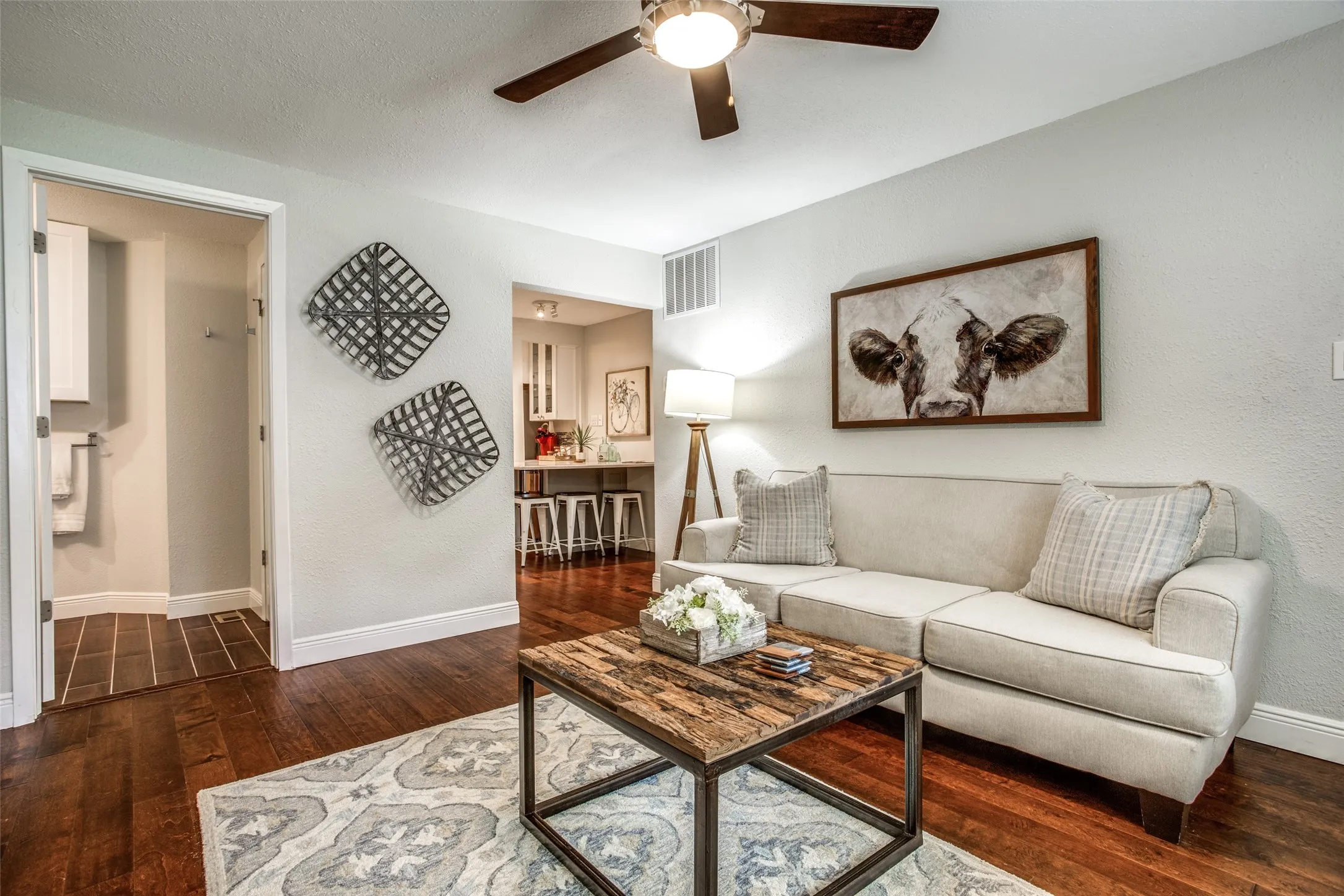 Apartment For Rent in Dallas County , 4403 Cole Avenue 4, Dallas, Texas 75205, 2 Bedroom, 1 Bathroom, Garage spaces, 1,015 Sqft, built in 1960, mls#21392791, Real Estate Agent in Dallas, Homes For Rent in Dallas county, Homes For Rent in Dallas, Realtor in Dallas Texas, Real Estate Brokerage Independent Realty Texas, Luminita Cordes Realtor
