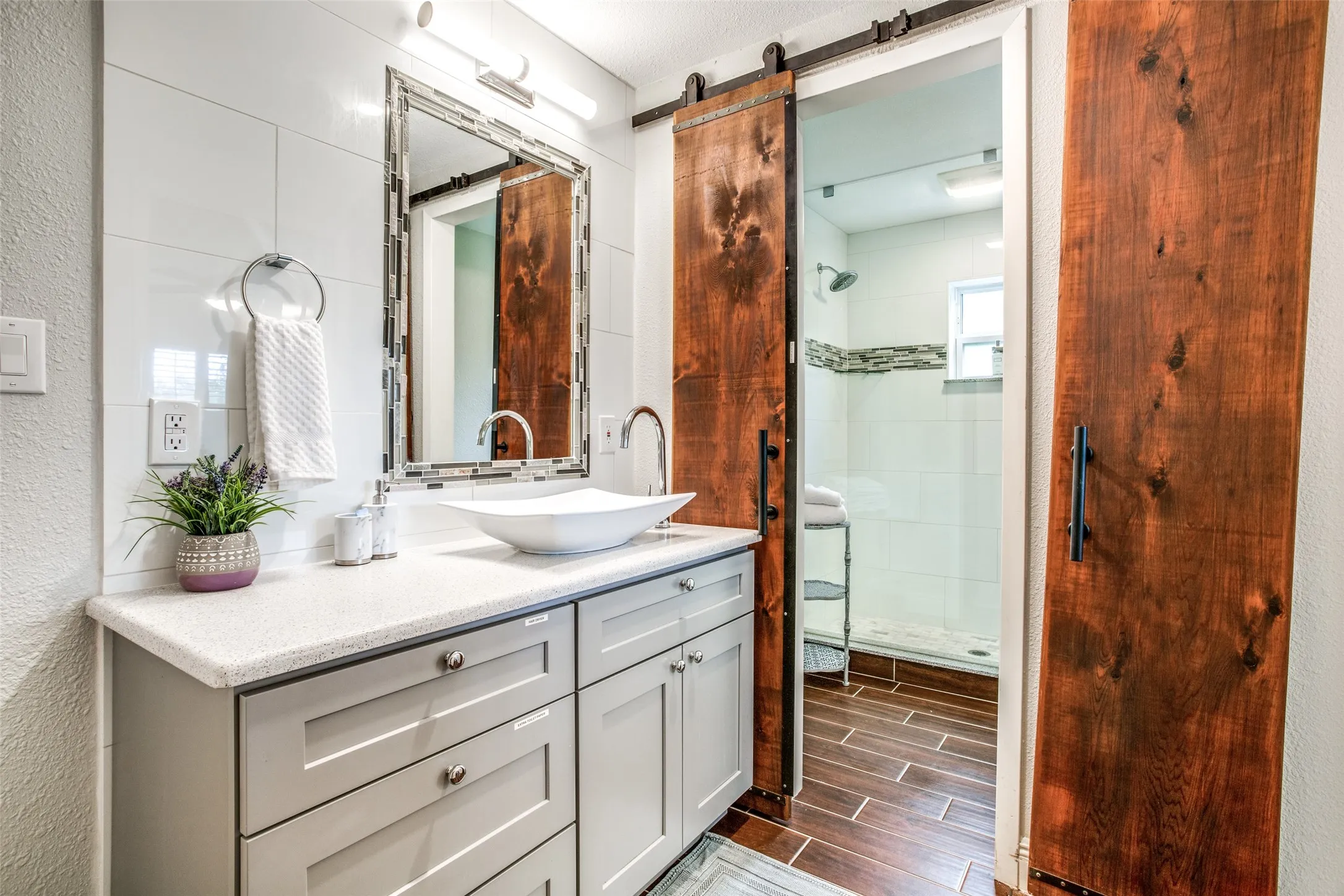 Apartment For Rent in Dallas County , 4403 Cole Avenue 4, Dallas, Texas 75205, 2 Bedroom, 1 Bathroom, Garage spaces, 1,015 Sqft, built in 1960, mls#21392791, Real Estate Agent in Dallas, Homes For Rent in Dallas county, Homes For Rent in Dallas, Realtor in Dallas Texas, Real Estate Brokerage Independent Realty Texas, Luminita Cordes Realtor