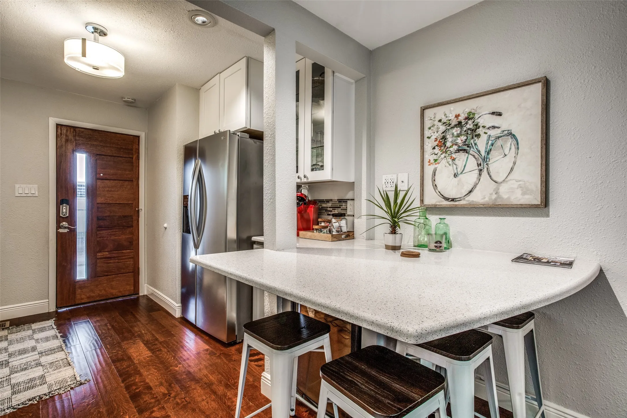 Apartment For Rent in Dallas County , 4403 Cole Avenue 4, Dallas, Texas 75205, 2 Bedroom, 1 Bathroom, Garage spaces, 1,015 Sqft, built in 1960, mls#21392791, Real Estate Agent in Dallas, Homes For Rent in Dallas county, Homes For Rent in Dallas, Realtor in Dallas Texas, Real Estate Brokerage Independent Realty Texas, Luminita Cordes Realtor