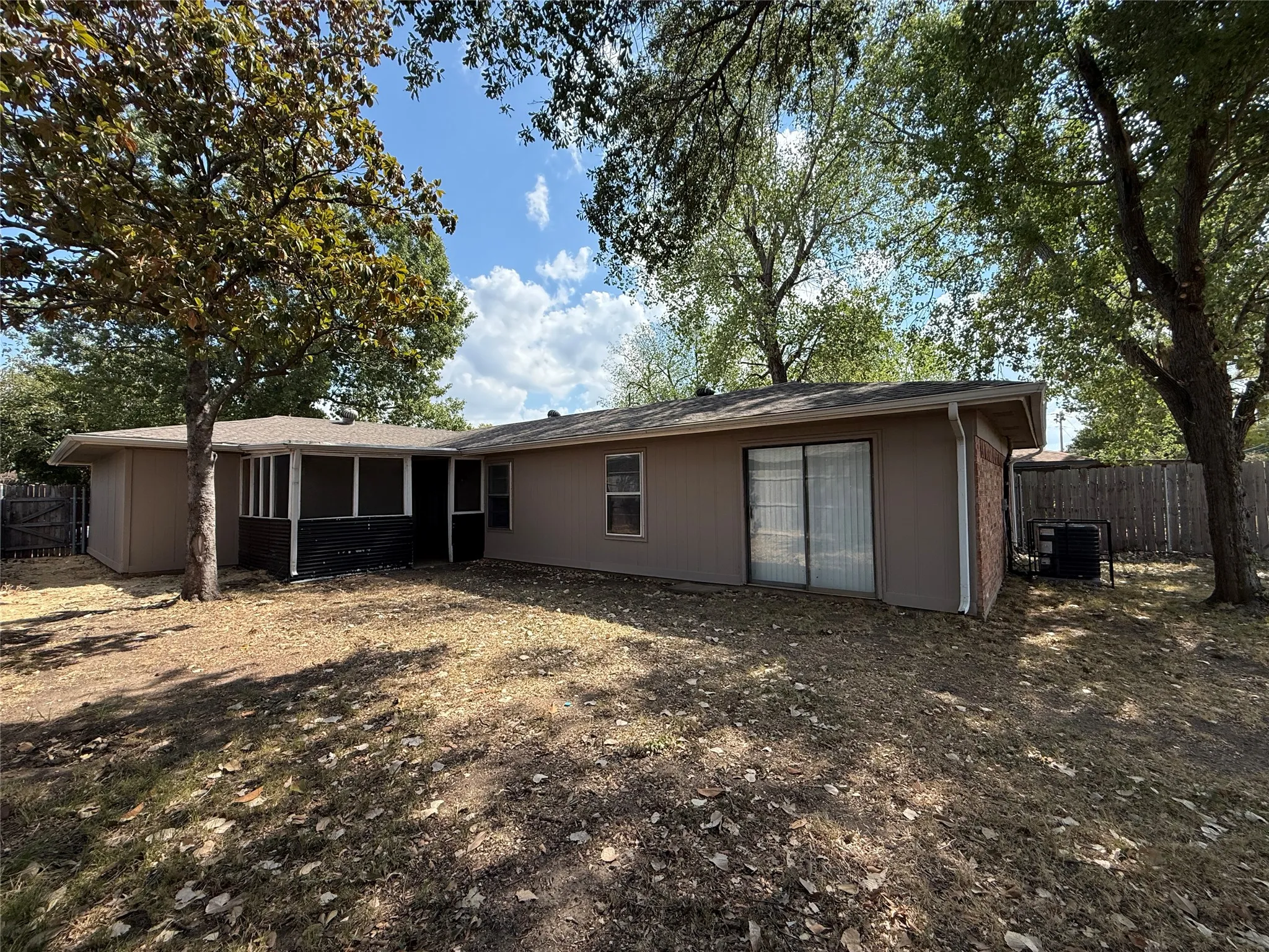 Single Family Residence For Rent in Dallas County , 1407 La Fonda Drive, Seagoville, Texas 75159, 3 Bedroom, 2 Bathroom, 2 Garage spaces, 1,176 Sqft, built in 1979, mls#21392999, Real Estate Agent in Seagoville, Homes For Rent in Dallas county, Homes For Rent in Seagoville, Realtor in Seagoville Texas, Real Estate Brokerage Independent Realty Texas, Luminita Cordes Realtor