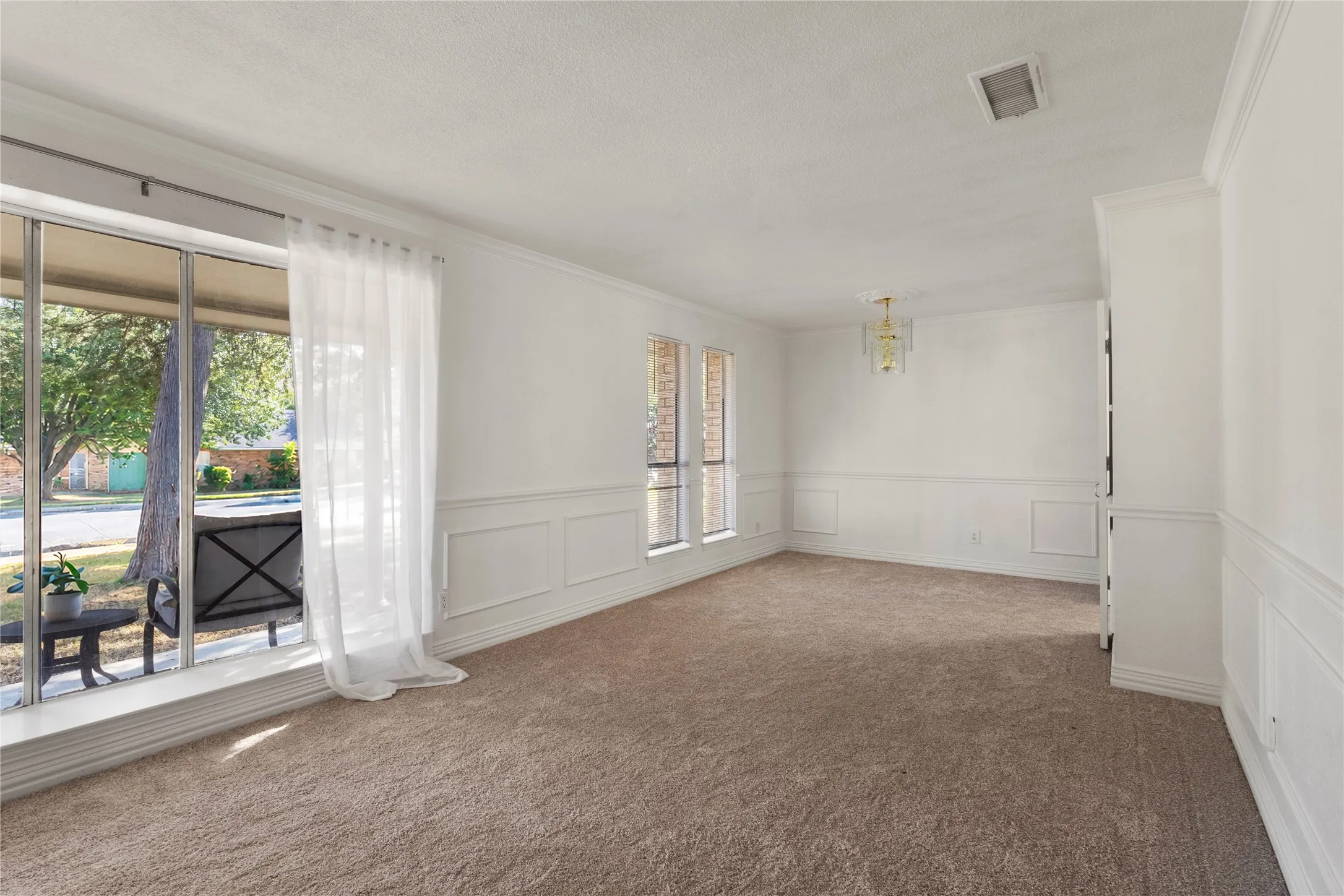 Single Family Residence For Sale in Dallas County , 607 Parkwood Circle, Duncanville, Texas 75116, 4 Bedroom, 3 Bathroom, 2 Garage spaces, 2,324 Sqft, built in 1971, mls#21393003, Real Estate Agent in Duncanville, Homes For Sale in Dallas county, Homes For Sale in Duncanville, Realtor in Duncanville Texas, Real Estate Brokerage Independent Realty Texas, Luminita Cordes Realtor