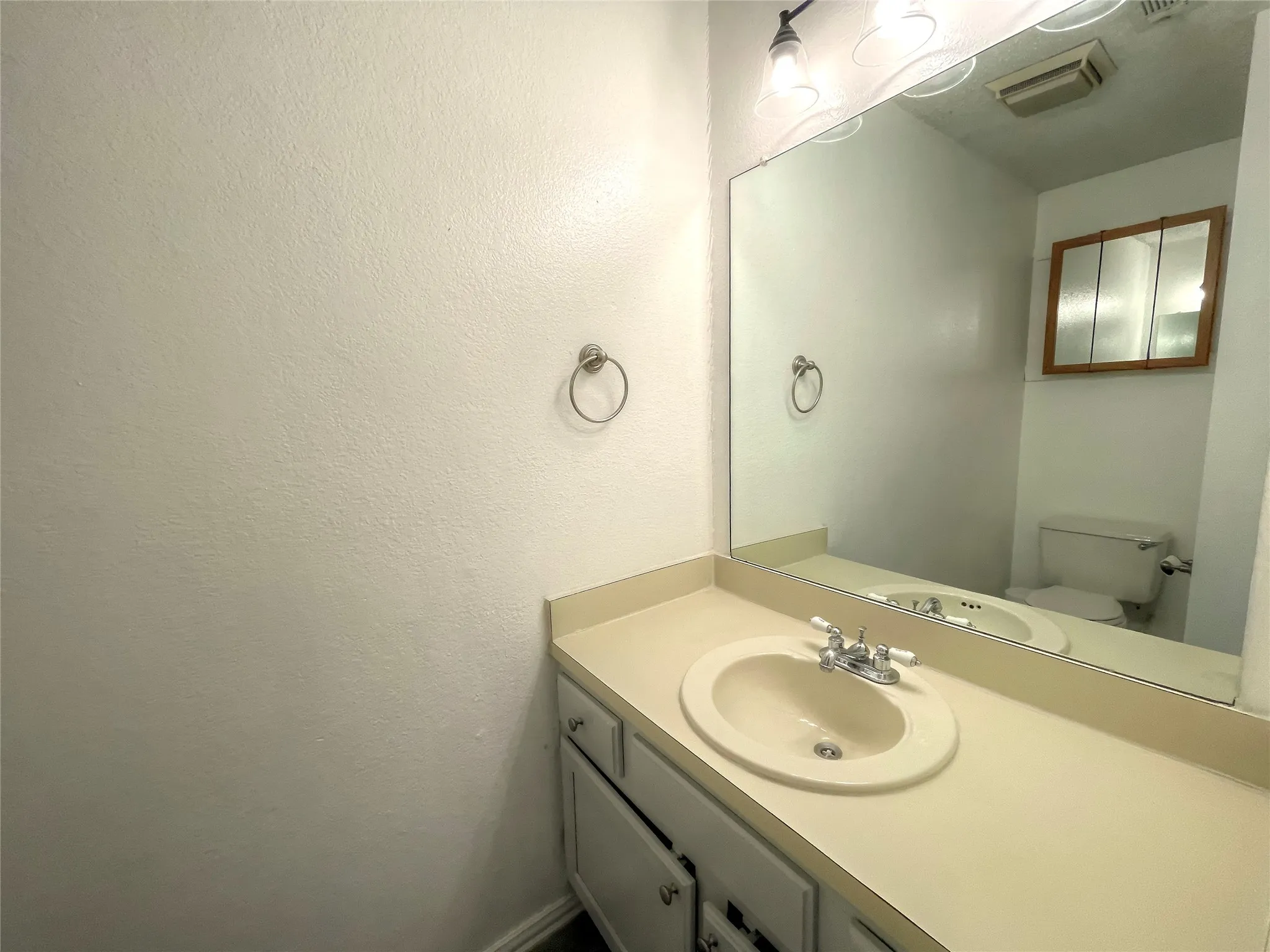 Townhouse For Rent in Tarrant County , 1032 Mckinley Street B, Benbrook, Texas 76126, 2 Bedroom, 2 Bathroom, Garage spaces, 4,320 Sqft, built in 1979, mls#21393004, Real Estate Agent in Benbrook, Homes For Rent in Tarrant county, Homes For Rent in Benbrook, Realtor in Benbrook Texas, Real Estate Brokerage Independent Realty Texas, Luminita Cordes Realtor