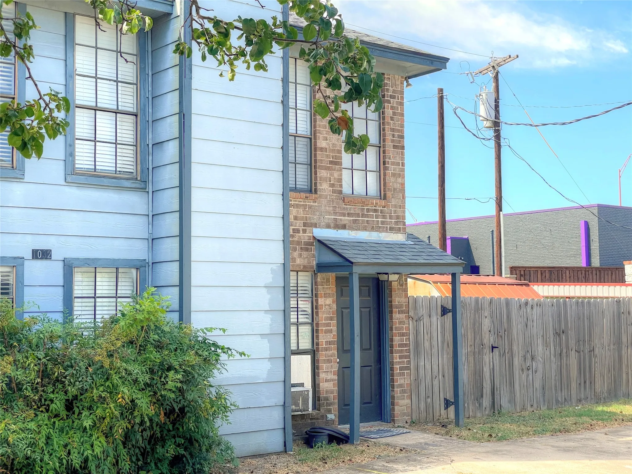 Townhouse For Rent in Tarrant County , 1032 Mckinley Street B, Benbrook, Texas 76126, 2 Bedroom, 2 Bathroom, Garage spaces, 4,320 Sqft, built in 1979, mls#21393004, Real Estate Agent in Benbrook, Homes For Rent in Tarrant county, Homes For Rent in Benbrook, Realtor in Benbrook Texas, Real Estate Brokerage Independent Realty Texas, Luminita Cordes Realtor
