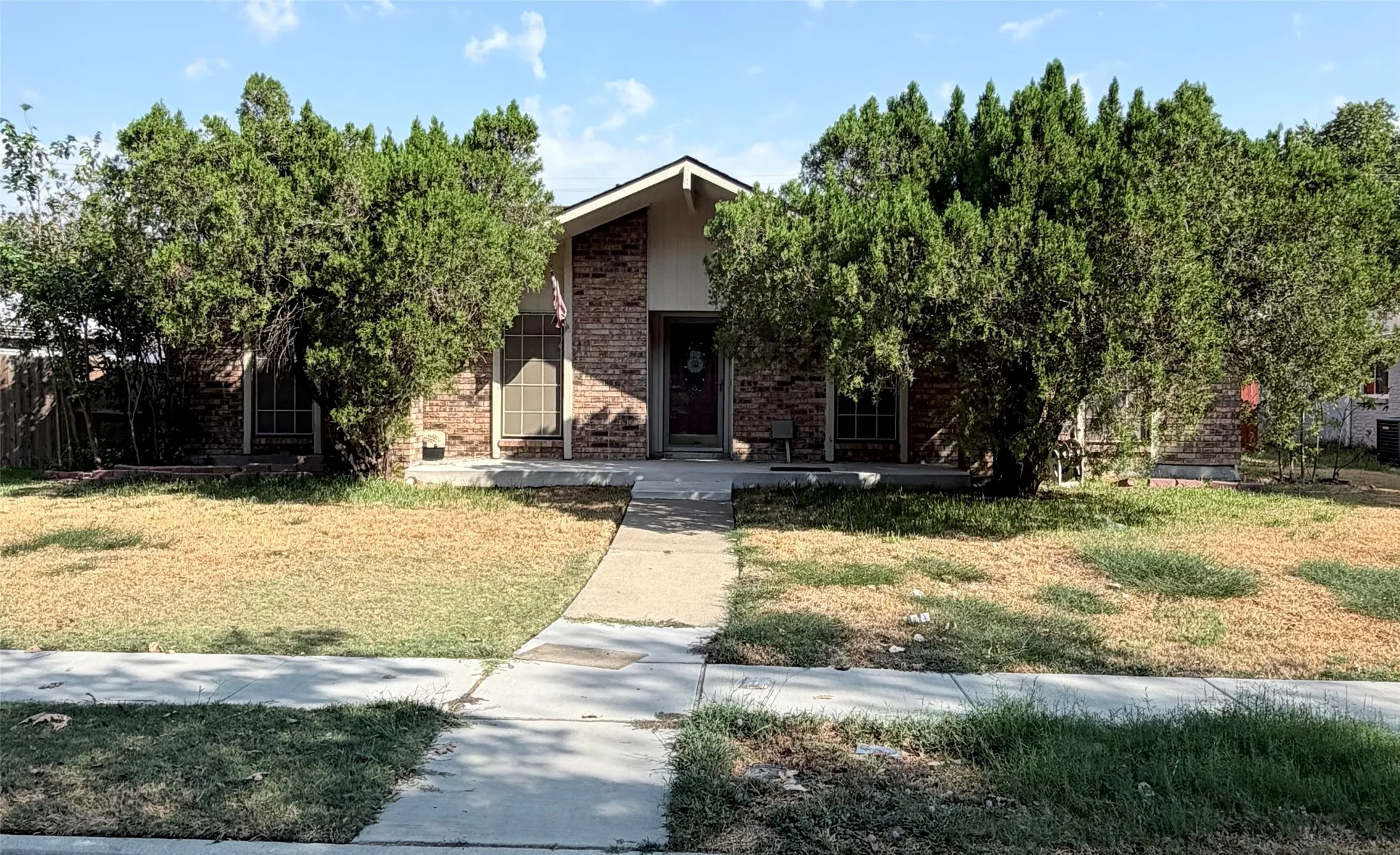 Single Family Residence For Rent in Dallas County , 826 Pinoak Drive, Grand Prairie, Texas 75052, 3 Bedroom, 2 Bathroom, Garage spaces, 1,895 Sqft, built in 1974, mls#21393000, Real Estate Agent in Grand Prairie, Homes For Rent in Dallas county, Homes For Rent in Grand Prairie, Realtor in Grand Prairie Texas, Real Estate Brokerage Independent Realty Texas, Luminita Cordes Realtor