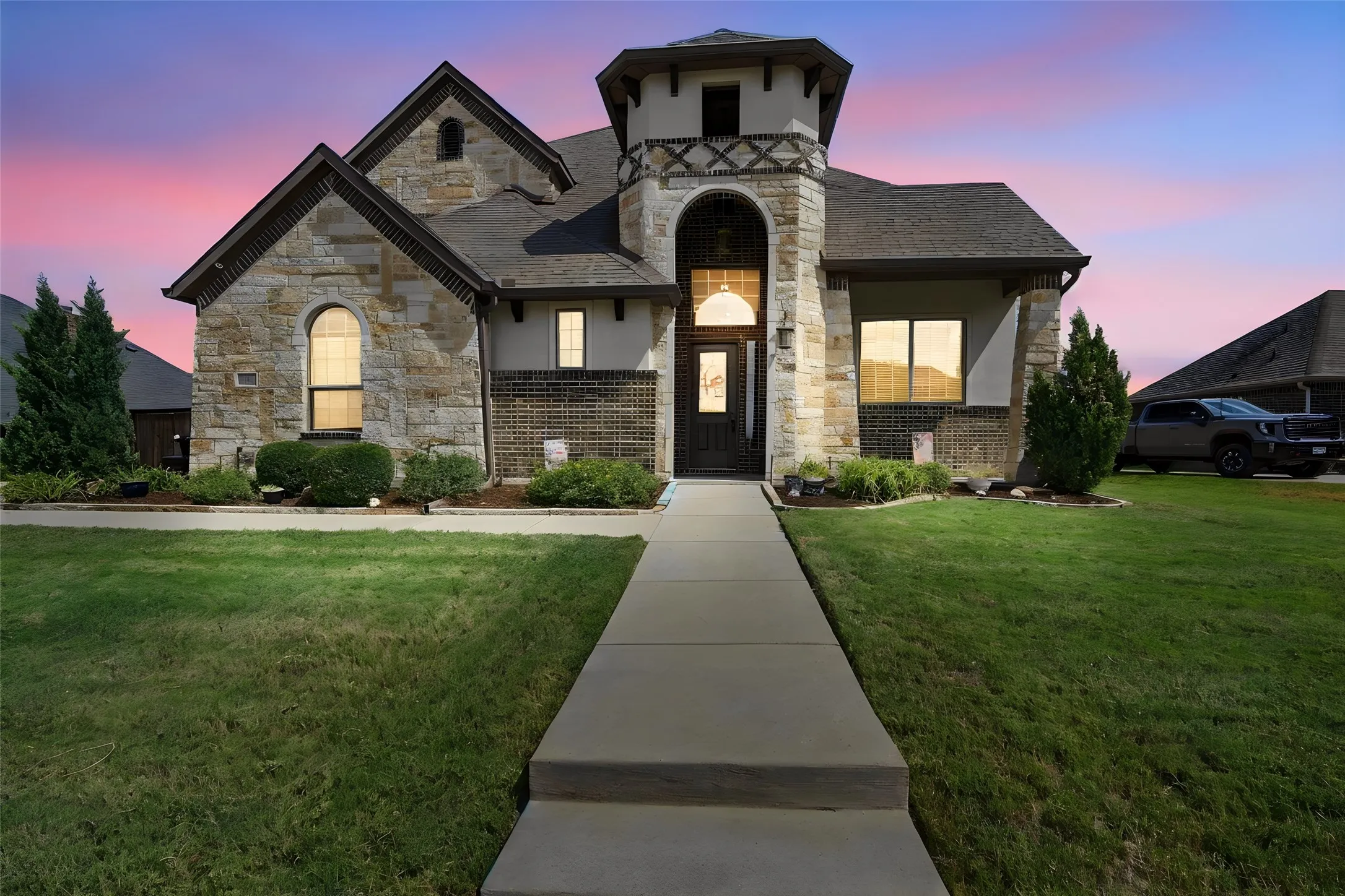 Single Family Residence For Sale in Ellis County , 113 Claremont Drive, Ovilla, Texas 75154, 4 Bedroom, 4 Bathroom, 2 Garage spaces, 3,893 Sqft, built in 2015, mls#21393005, Real Estate Agent in Ovilla, Homes For Sale in Ellis county, Homes For Sale in Ovilla, Realtor in Ovilla Texas, Real Estate Brokerage Independent Realty Texas, Luminita Cordes Realtor