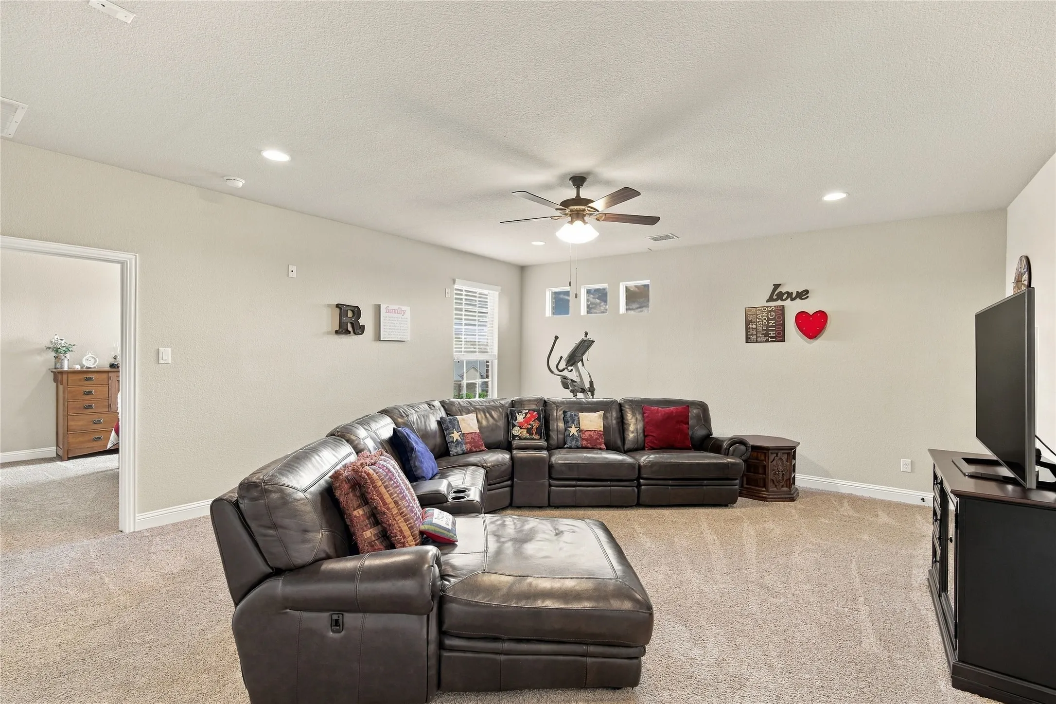 Single Family Residence For Sale in Ellis County , 113 Claremont Drive, Ovilla, Texas 75154, 4 Bedroom, 4 Bathroom, 2 Garage spaces, 3,893 Sqft, built in 2015, mls#21393005, Real Estate Agent in Ovilla, Homes For Sale in Ellis county, Homes For Sale in Ovilla, Realtor in Ovilla Texas, Real Estate Brokerage Independent Realty Texas, Luminita Cordes Realtor