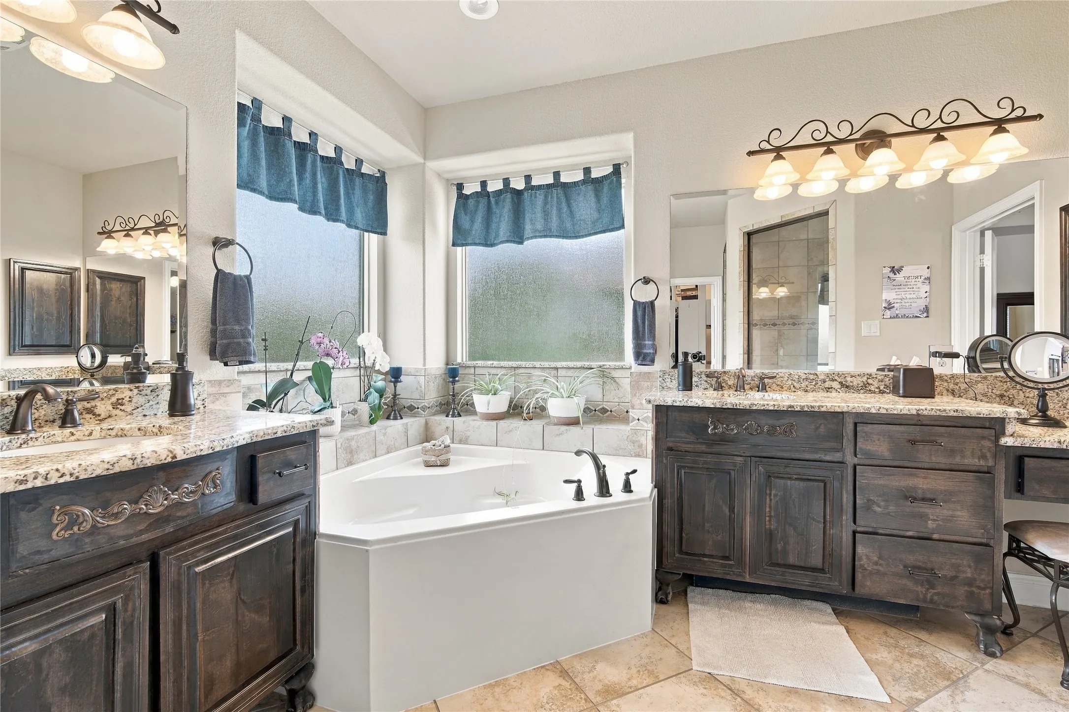 Single Family Residence For Sale in Ellis County , 113 Claremont Drive, Ovilla, Texas 75154, 4 Bedroom, 4 Bathroom, 2 Garage spaces, 3,893 Sqft, built in 2015, mls#21393005, Real Estate Agent in Ovilla, Homes For Sale in Ellis county, Homes For Sale in Ovilla, Realtor in Ovilla Texas, Real Estate Brokerage Independent Realty Texas, Luminita Cordes Realtor