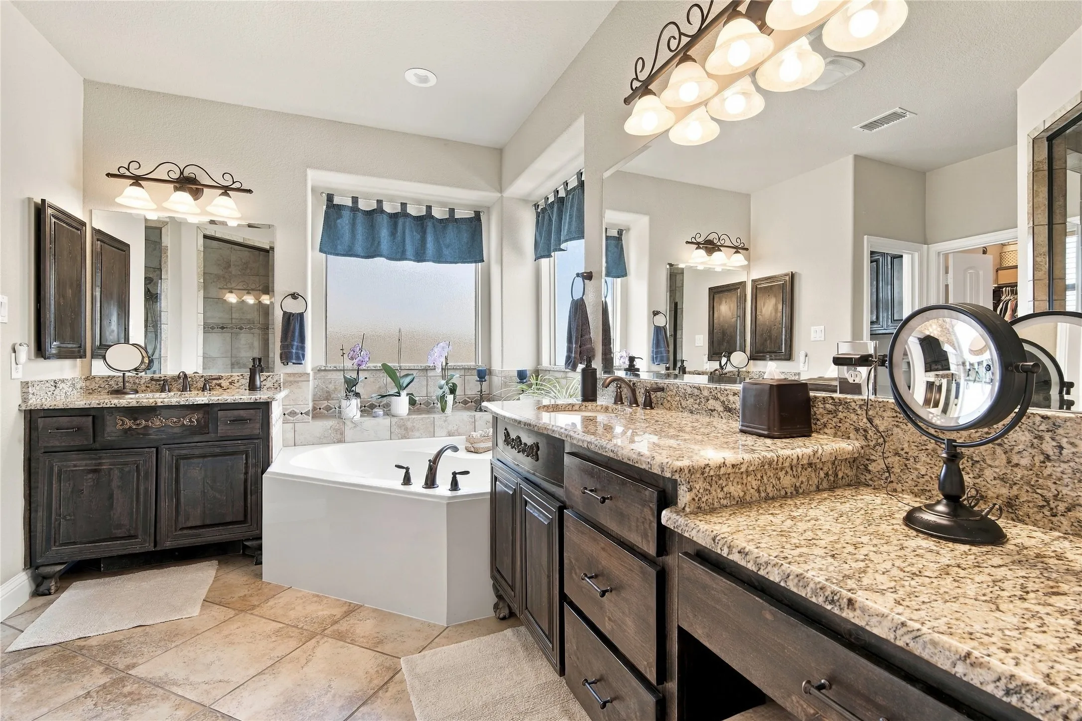 Single Family Residence For Sale in Ellis County , 113 Claremont Drive, Ovilla, Texas 75154, 4 Bedroom, 4 Bathroom, 2 Garage spaces, 3,893 Sqft, built in 2015, mls#21393005, Real Estate Agent in Ovilla, Homes For Sale in Ellis county, Homes For Sale in Ovilla, Realtor in Ovilla Texas, Real Estate Brokerage Independent Realty Texas, Luminita Cordes Realtor