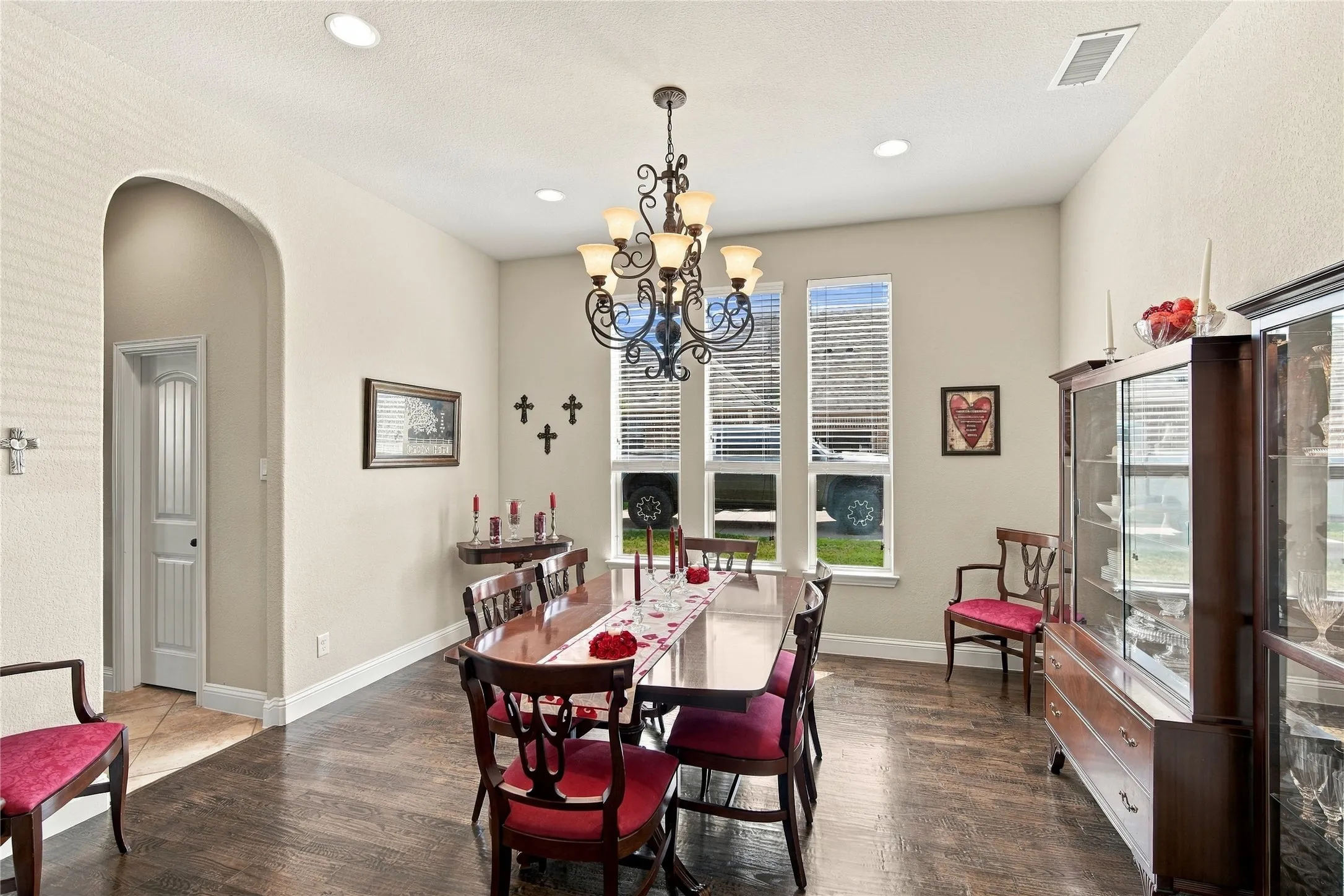 Single Family Residence For Sale in Ellis County , 113 Claremont Drive, Ovilla, Texas 75154, 4 Bedroom, 4 Bathroom, 2 Garage spaces, 3,893 Sqft, built in 2015, mls#21393005, Real Estate Agent in Ovilla, Homes For Sale in Ellis county, Homes For Sale in Ovilla, Realtor in Ovilla Texas, Real Estate Brokerage Independent Realty Texas, Luminita Cordes Realtor