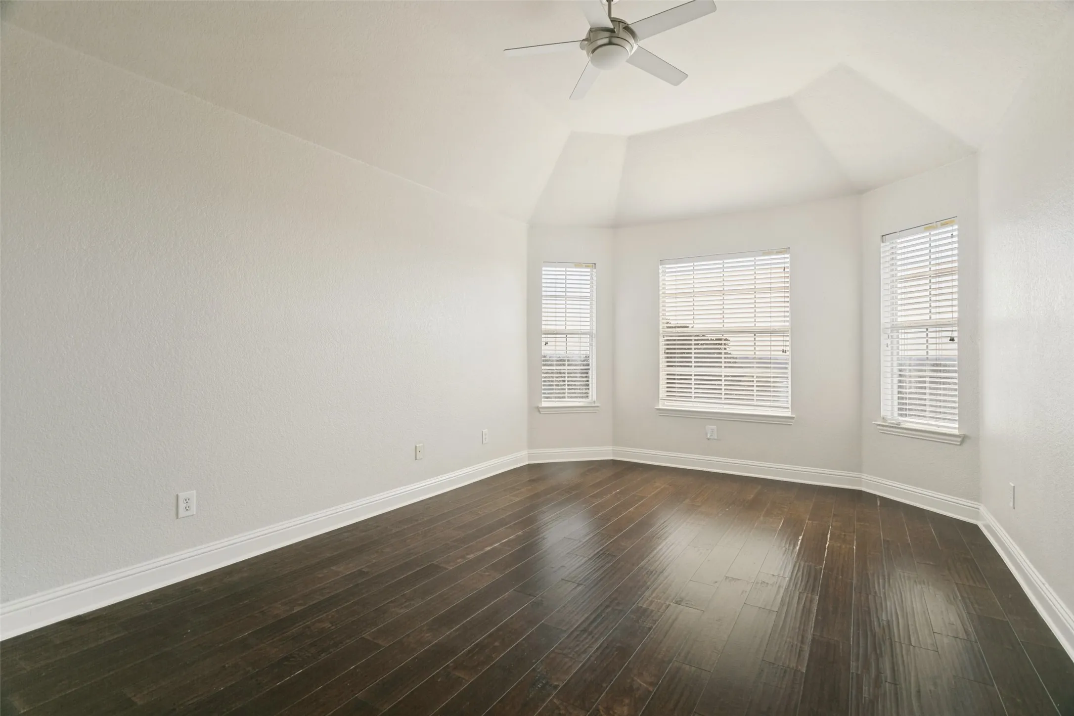Single Family Residence For Rent in Dallas County , 9028 Bottlebrush Lane, Irving, Texas 75063, 4 Bedroom, 3 Bathroom, 2 Garage spaces, 2,982 Sqft, built in 2001, mls#21391632, Real Estate Agent in Irving, Homes For Rent in Dallas county, Homes For Rent in Irving, Realtor in Irving Texas, Real Estate Brokerage Independent Realty Texas, Luminita Cordes Realtor