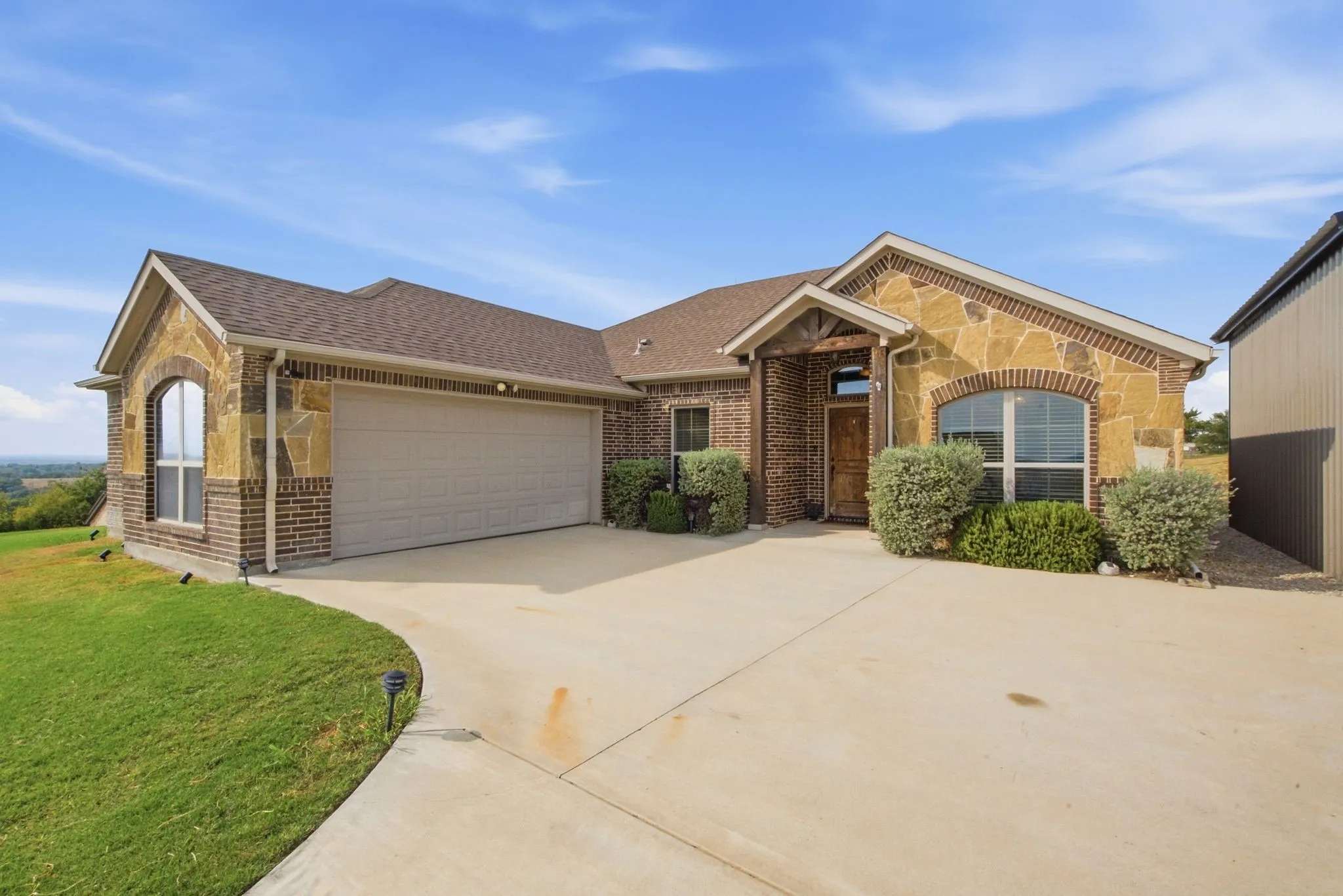 Single Family Residence For Sale in Parker County , 210 Timber Valley Court, Weatherford, Texas 76085, 3 Bedroom, 2 Bathroom, 2 Garage spaces, 1,600 Sqft, built in 2018, mls#21391157, Real Estate Agent in Weatherford, Homes For Sale in Parker county, Homes For Sale in Weatherford, Realtor in Weatherford Texas, Real Estate Brokerage Independent Realty Texas, Luminita Cordes Realtor