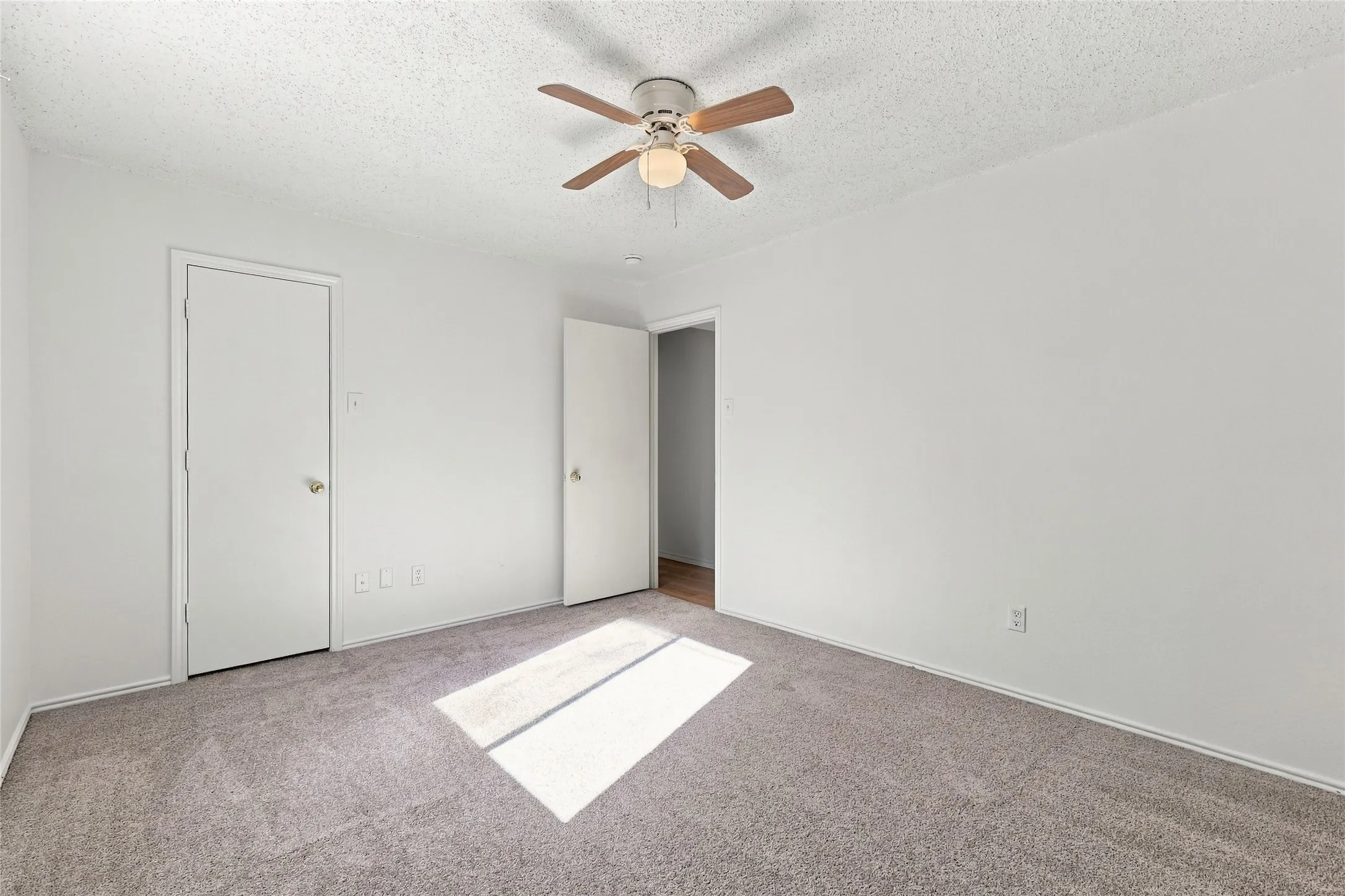 Single Family Residence For Sale in Dallas County , 8405 Liberty Lane, Rowlett, Texas 75089, 3 Bedroom, 2 Bathroom, 1 Garage spaces, 1,942 Sqft, built in 1986, mls#21393013, Real Estate Agent in Rowlett, Homes For Sale in Dallas county, Homes For Sale in Rowlett, Realtor in Rowlett Texas, Real Estate Brokerage Independent Realty Texas, Luminita Cordes Realtor