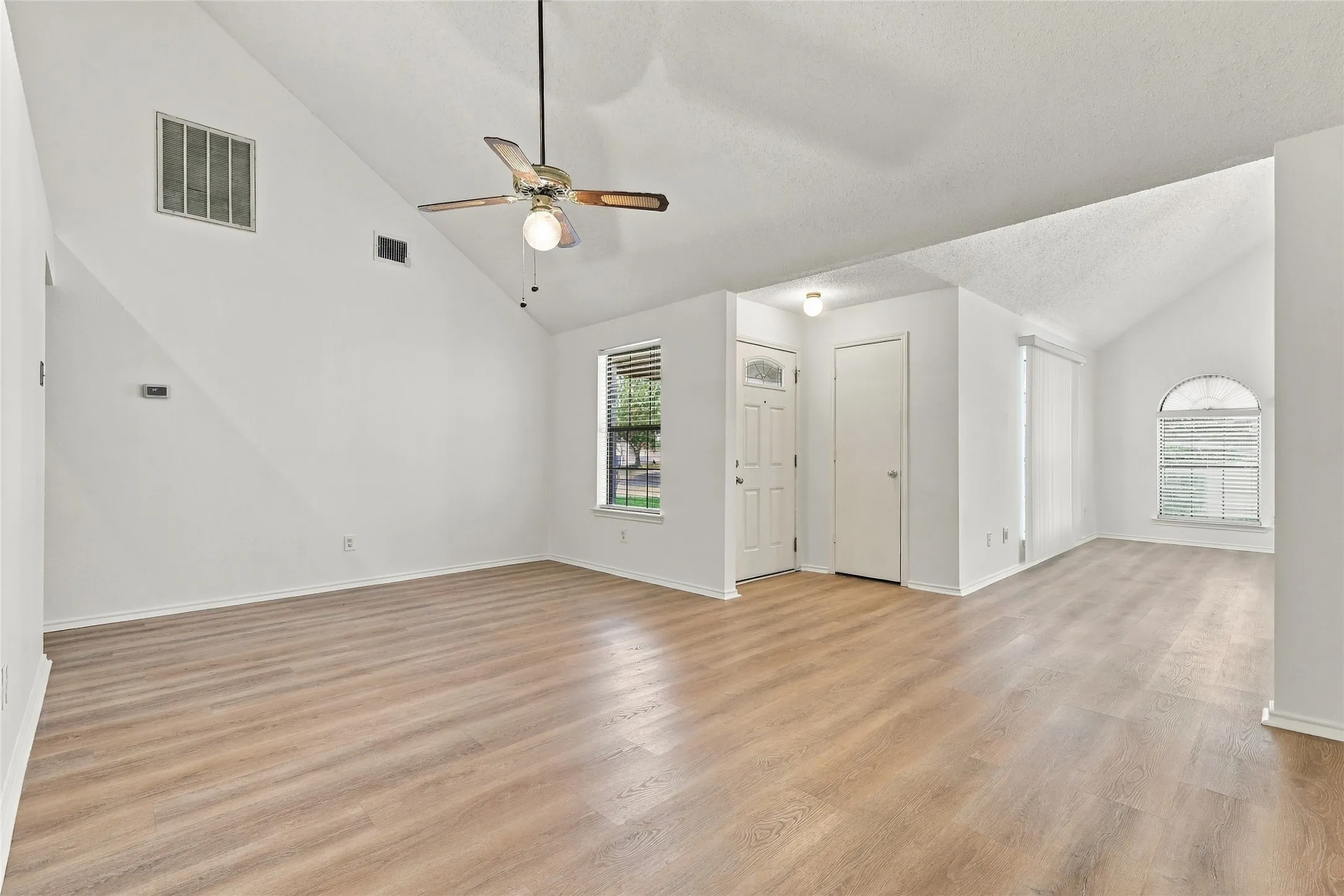 Single Family Residence For Sale in Dallas County , 8405 Liberty Lane, Rowlett, Texas 75089, 3 Bedroom, 2 Bathroom, 1 Garage spaces, 1,942 Sqft, built in 1986, mls#21393013, Real Estate Agent in Rowlett, Homes For Sale in Dallas county, Homes For Sale in Rowlett, Realtor in Rowlett Texas, Real Estate Brokerage Independent Realty Texas, Luminita Cordes Realtor