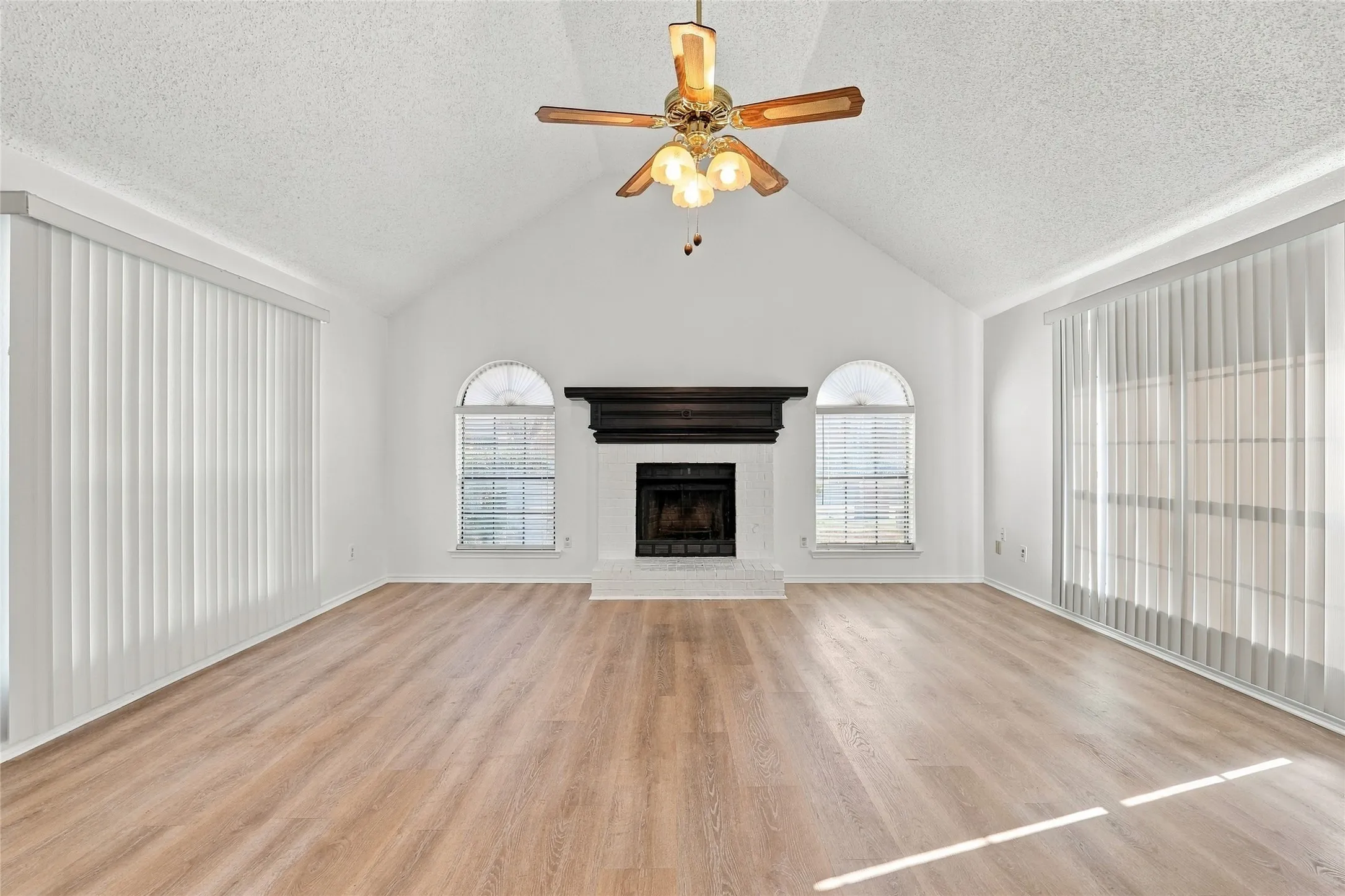 Single Family Residence For Sale in Dallas County , 8405 Liberty Lane, Rowlett, Texas 75089, 3 Bedroom, 2 Bathroom, 1 Garage spaces, 1,942 Sqft, built in 1986, mls#21393013, Real Estate Agent in Rowlett, Homes For Sale in Dallas county, Homes For Sale in Rowlett, Realtor in Rowlett Texas, Real Estate Brokerage Independent Realty Texas, Luminita Cordes Realtor