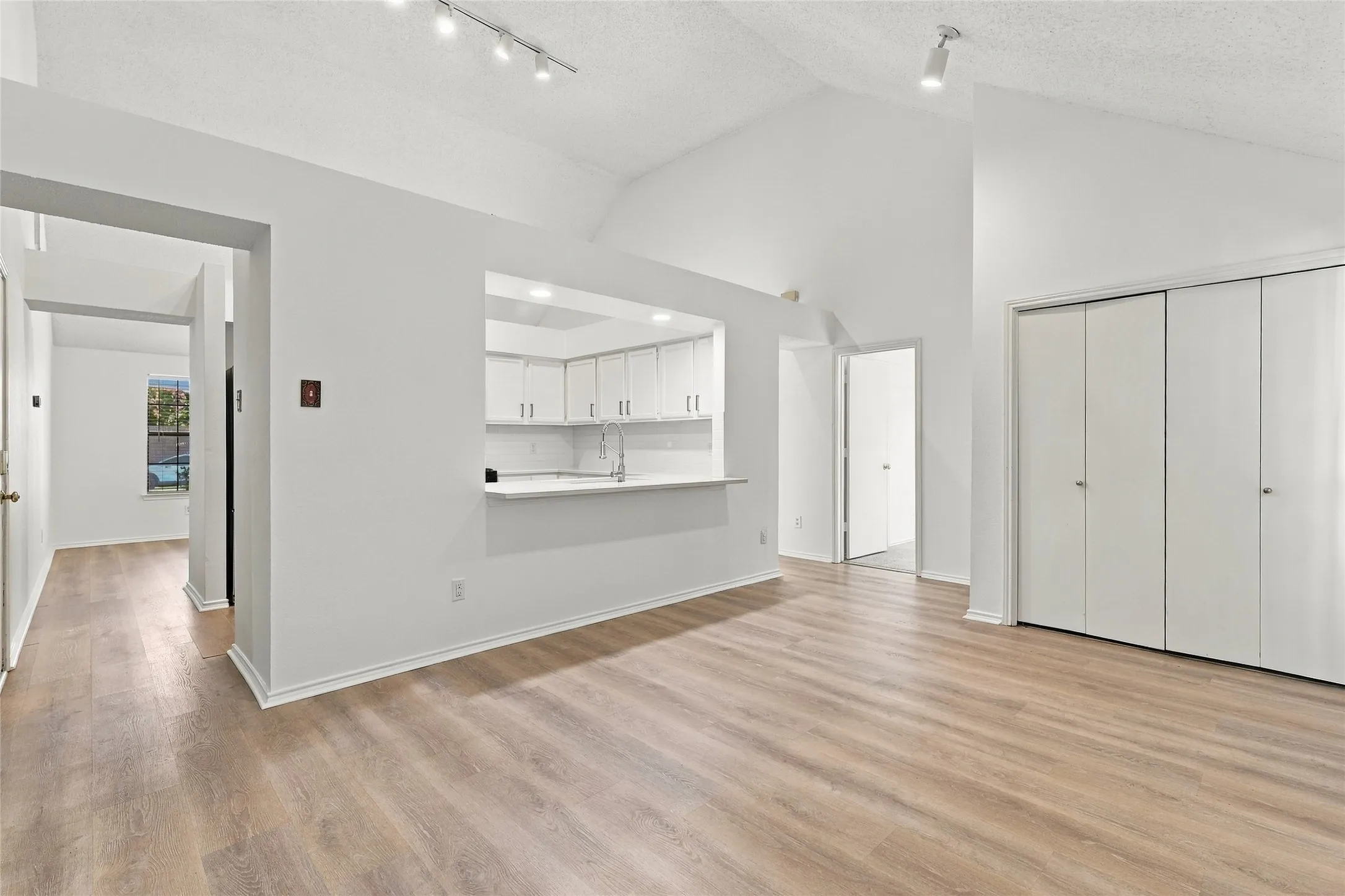 Single Family Residence For Sale in Dallas County , 8405 Liberty Lane, Rowlett, Texas 75089, 3 Bedroom, 2 Bathroom, 1 Garage spaces, 1,942 Sqft, built in 1986, mls#21393013, Real Estate Agent in Rowlett, Homes For Sale in Dallas county, Homes For Sale in Rowlett, Realtor in Rowlett Texas, Real Estate Brokerage Independent Realty Texas, Luminita Cordes Realtor