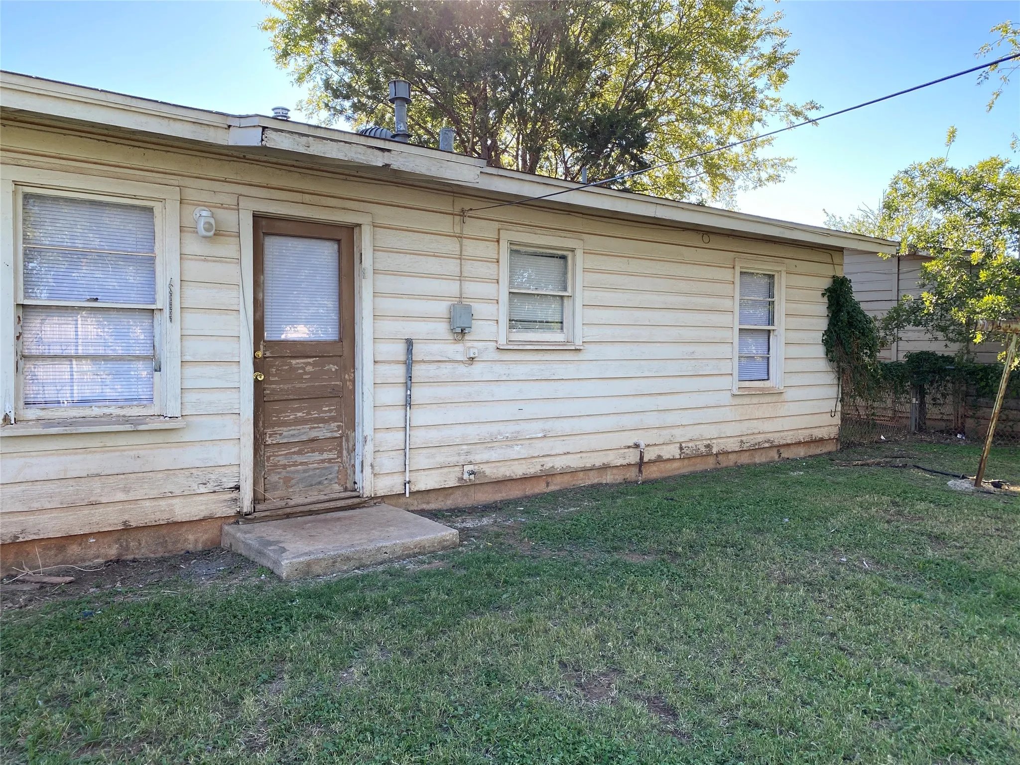 Single Family Residence For Rent in Taylor County , 2726 Beech Street, Abilene, Texas 79601, 2 Bedroom, 1 Bathroom, Garage spaces, 782 Sqft, built in 1957, mls#21392964, Real Estate Agent in Abilene, Homes For Rent in Taylor county, Homes For Rent in Abilene, Realtor in Abilene Texas, Real Estate Brokerage Independent Realty Texas, Luminita Cordes Realtor