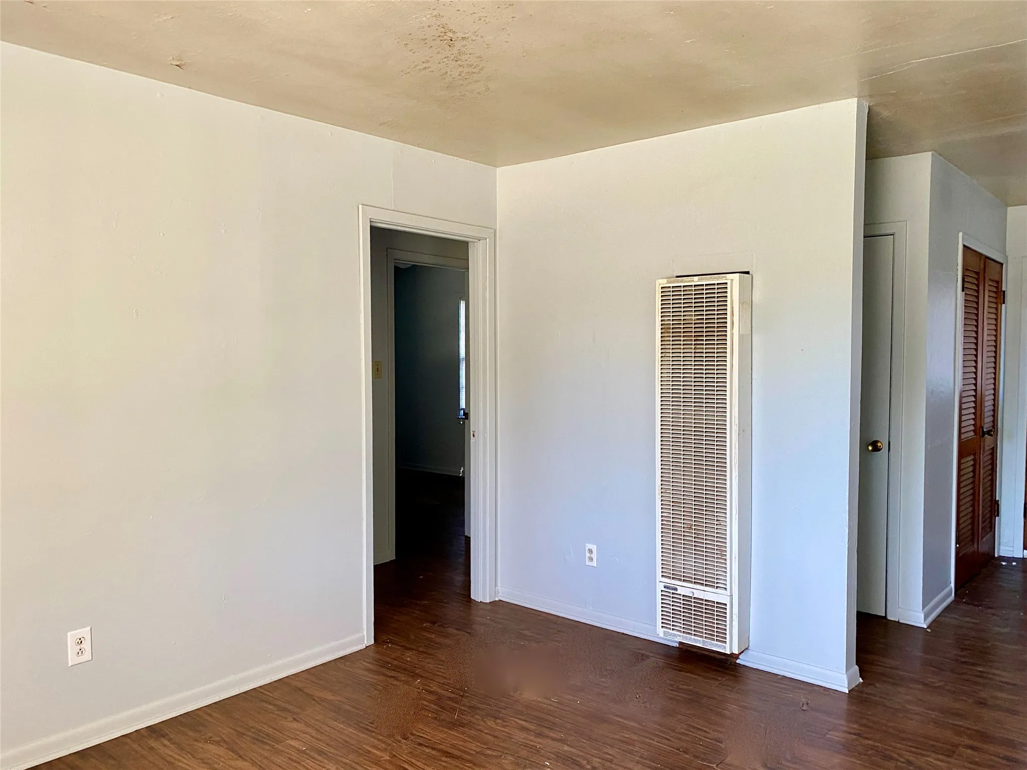 Single Family Residence For Rent in Taylor County , 2726 Beech Street, Abilene, Texas 79601, 2 Bedroom, 1 Bathroom, Garage spaces, 782 Sqft, built in 1957, mls#21392964, Real Estate Agent in Abilene, Homes For Rent in Taylor county, Homes For Rent in Abilene, Realtor in Abilene Texas, Real Estate Brokerage Independent Realty Texas, Luminita Cordes Realtor