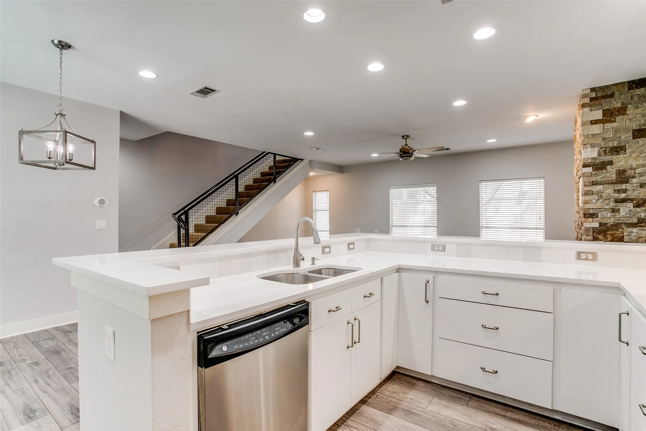Condominium For Rent in Dallas County , 3824 Brown Street B, Dallas, Texas 75219, 2 Bedroom, 3 Bathroom, 2 Garage spaces, 1,704 Sqft, built in 2007, mls#21393009, Real Estate Agent in Dallas, Homes For Rent in Dallas county, Homes For Rent in Dallas, Realtor in Dallas Texas, Real Estate Brokerage Independent Realty Texas, Luminita Cordes Realtor