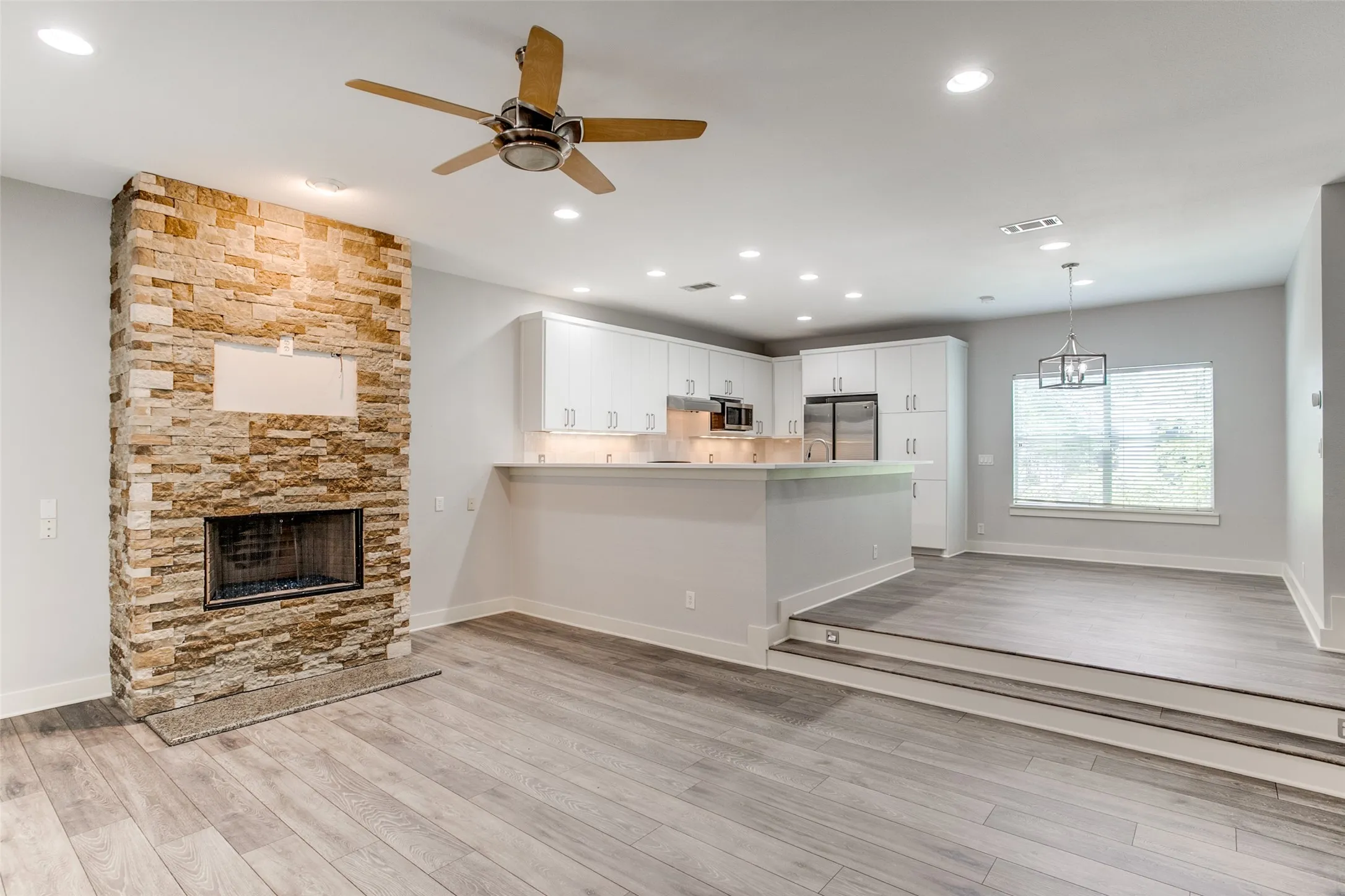 Condominium For Rent in Dallas County , 3824 Brown Street B, Dallas, Texas 75219, 2 Bedroom, 3 Bathroom, 2 Garage spaces, 1,704 Sqft, built in 2007, mls#21393009, Real Estate Agent in Dallas, Homes For Rent in Dallas county, Homes For Rent in Dallas, Realtor in Dallas Texas, Real Estate Brokerage Independent Realty Texas, Luminita Cordes Realtor