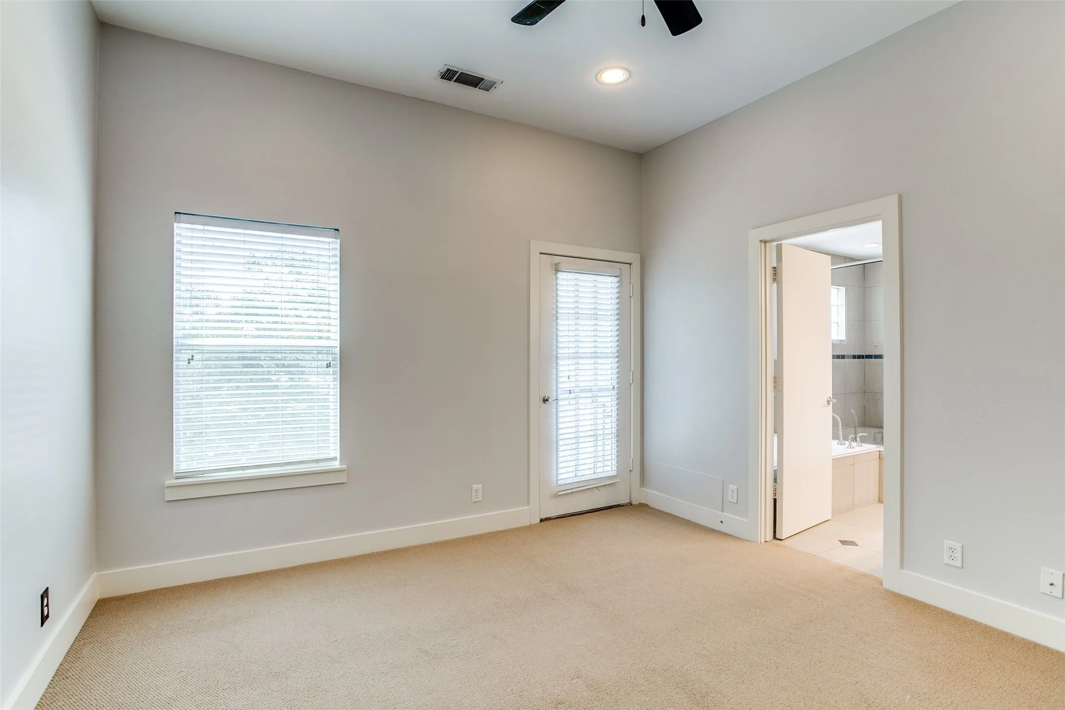 Condominium For Rent in Dallas County , 3824 Brown Street B, Dallas, Texas 75219, 2 Bedroom, 3 Bathroom, 2 Garage spaces, 1,704 Sqft, built in 2007, mls#21393009, Real Estate Agent in Dallas, Homes For Rent in Dallas county, Homes For Rent in Dallas, Realtor in Dallas Texas, Real Estate Brokerage Independent Realty Texas, Luminita Cordes Realtor